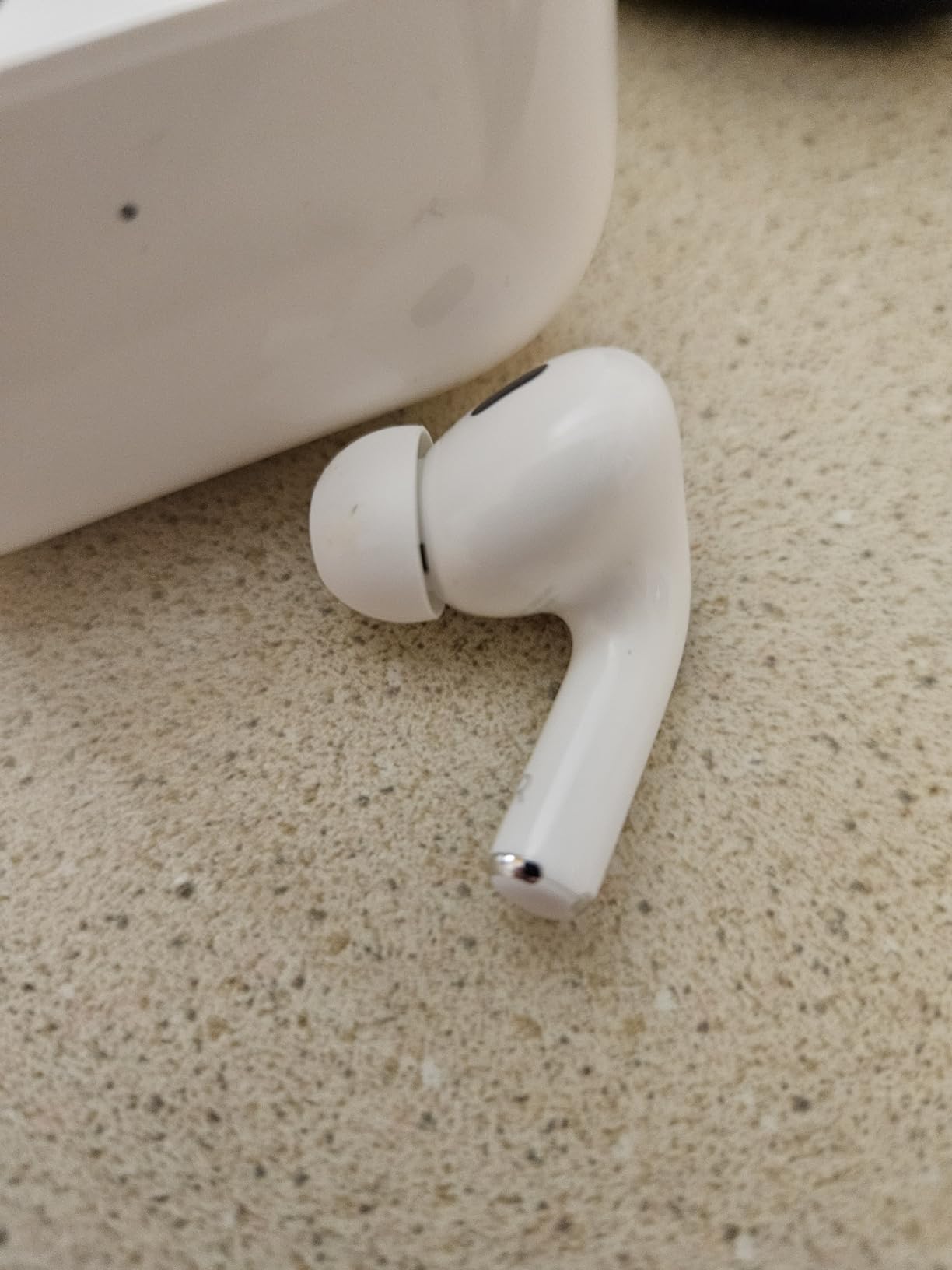 Apple AirPods Pro (2nd Generation) Wireless Ear Buds with USB-C Charging, Up to 2X More Active Noise Cancelling Bluetooth Headphones, Transparency Mode, Adaptive, Personalized Spatial Audio, White customer photo 2