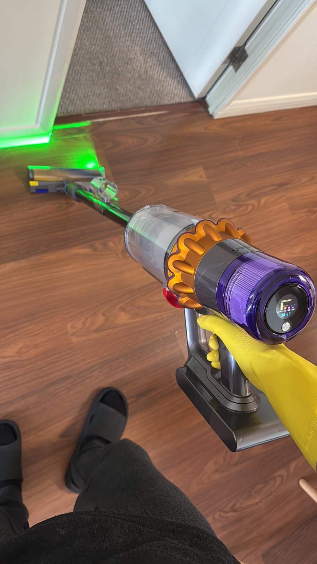 Dyson V15 Detect Plus Cordless Vacuum, Illumination Reveals dust, 240AW, 3 Power Modes, Up to 60 Minutes, Deep Cleans Hard Floors and Carpets, Detangles pet Hair, Converts to Handheld customer photo 1