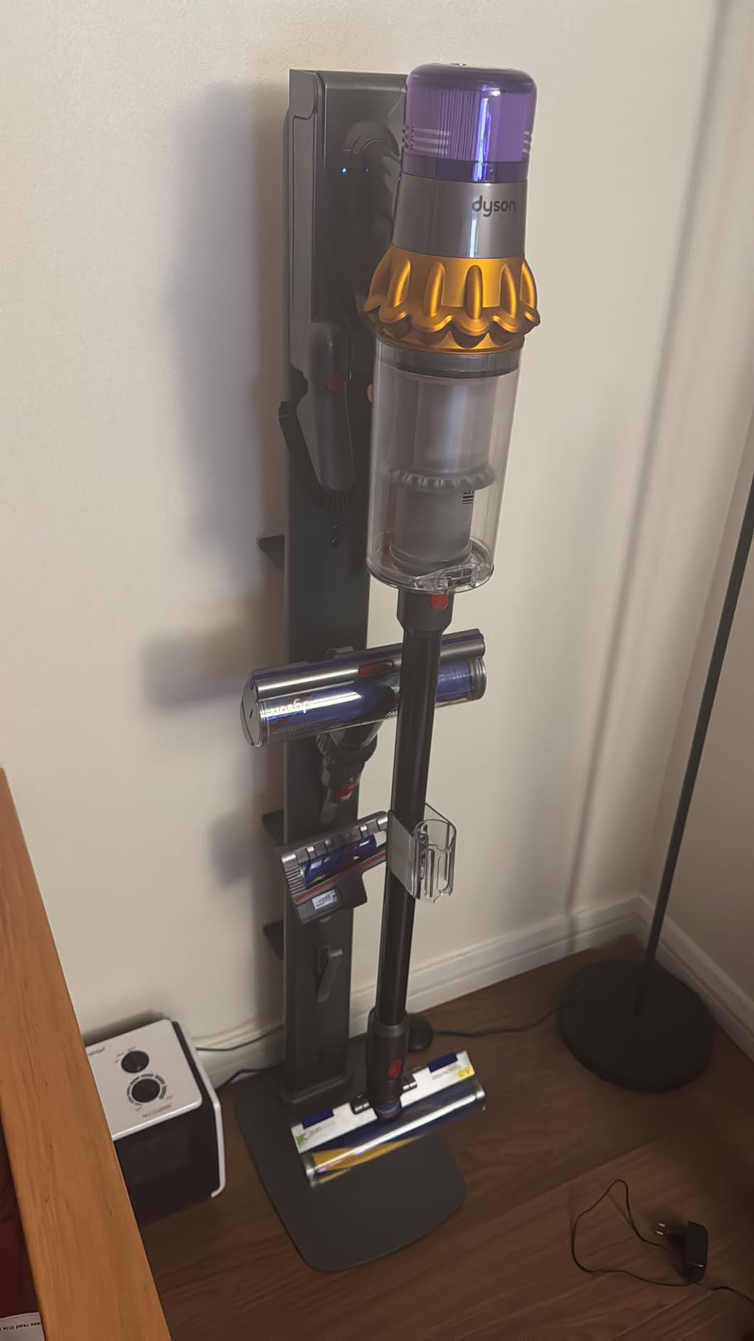 Dyson V15 Detect Plus Cordless Vacuum, Illumination Reveals dust, 240AW, 3 Power Modes, Up to 60 Minutes, Deep Cleans Hard Floors and Carpets, Detangles pet Hair, Converts to Handheld customer photo 2