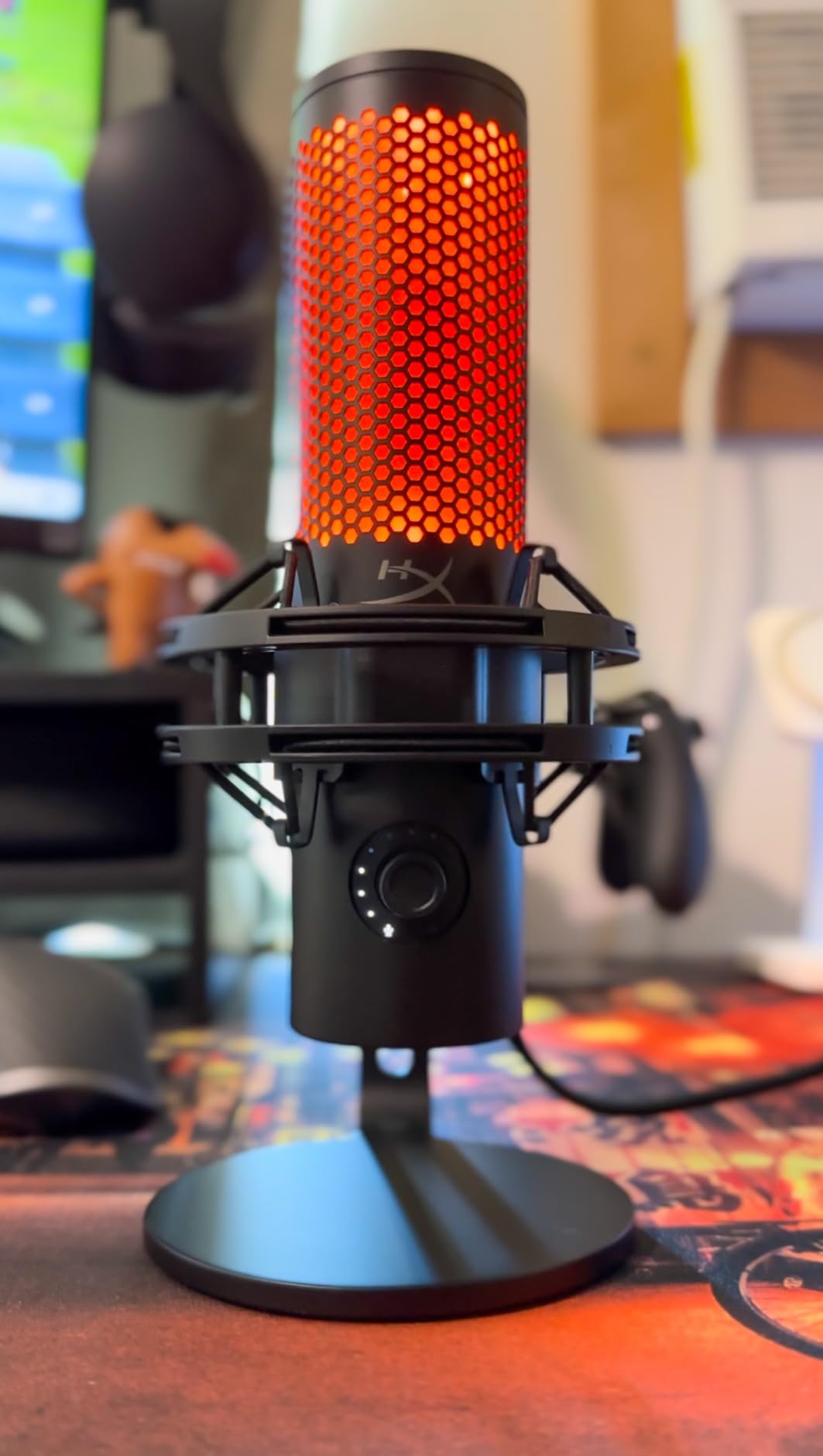 HyperX QuadCast 2 – USB Microphone for Gaming, Streaming and Podcasting, with On-Board Controls, LED Lighting, Removable Shock Mount, PC, Mac, PS5, PS4, USB-C - Black - Customer Photo 3