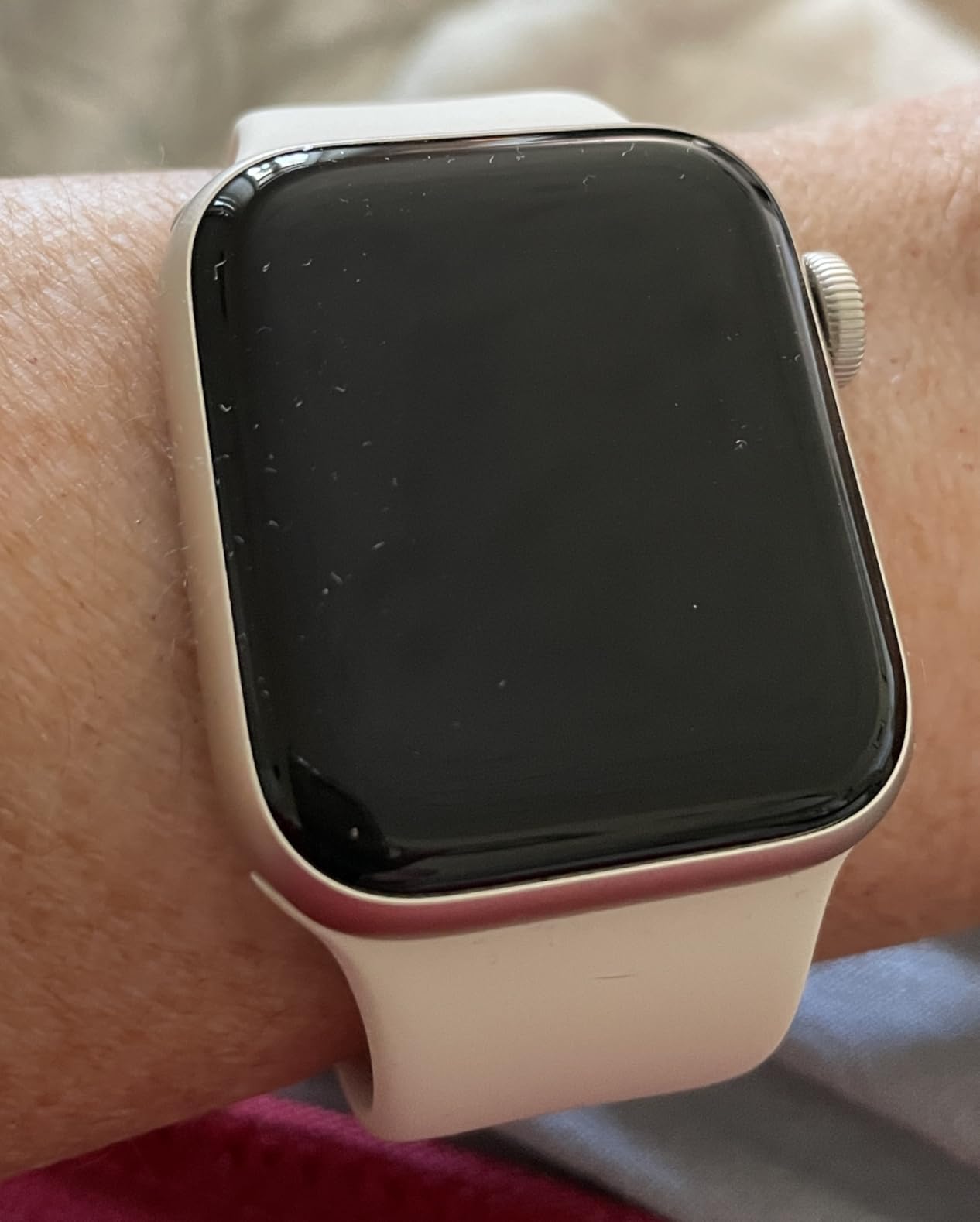 Apple Watch SE (2nd Gen) [GPS 40mm] Smartwatch with Midnight Aluminum Case with Midnight Sport Band S/M. Fitness and Sleep Trackers, Crash Detection, Heart Rate Monitor, Retina Display - Customer Photo 5
