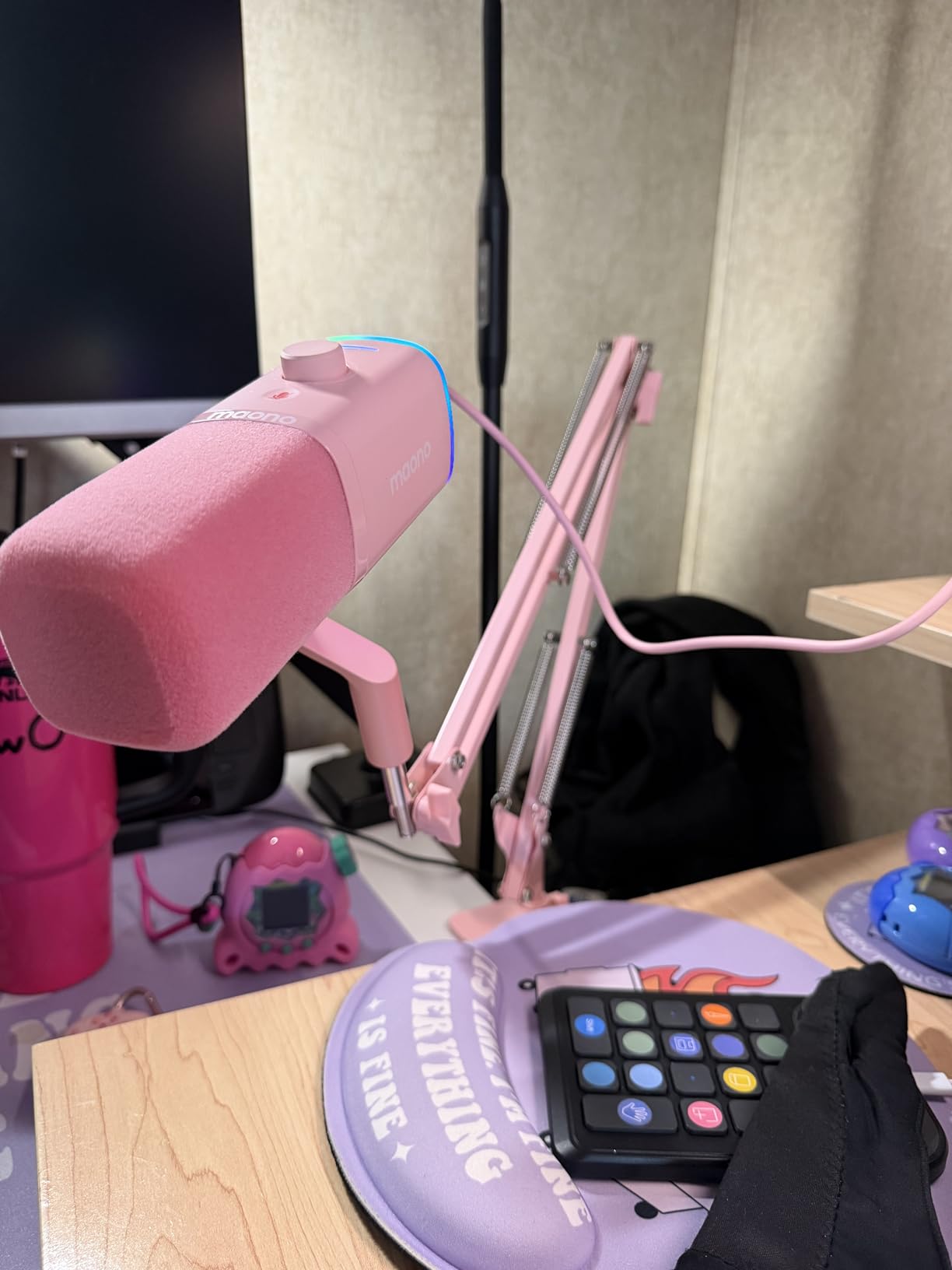 MAONO XLR/USB Gaming Microphone Kit: Dynamic PC Mic for Streaming Podcasting, Software Support, Mute Button, Gain Control, RGB Computer Mic with Boom Arm Stand, for Recording, PS4/PS5, PD100XS Black - Customer Photo 3