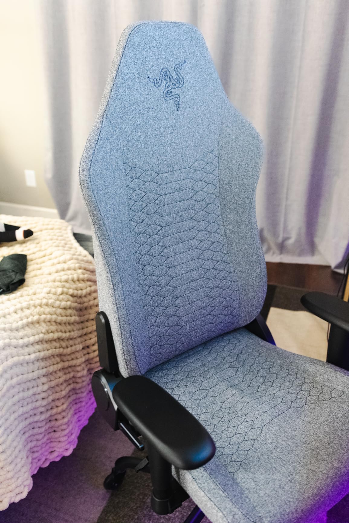 Razer Iskur V2 X Ergonomic Gaming Chair: Built-in Lumbar Support - Widened Seat Base - High Density Foam Cushions - Adjustable 152 Degree Recline - 2D Armrests - Plush Fabric Finish - Black Customer Review Razer Iskur V2 X Ergonomic Gaming Chair: Built-in Lumbar Support - Widened Seat Base - High Density Foam Cushions - Adjustable 152 Degree Recline - 2D Armrests - Plush Fabric Finish - Black - Customer Photo 1