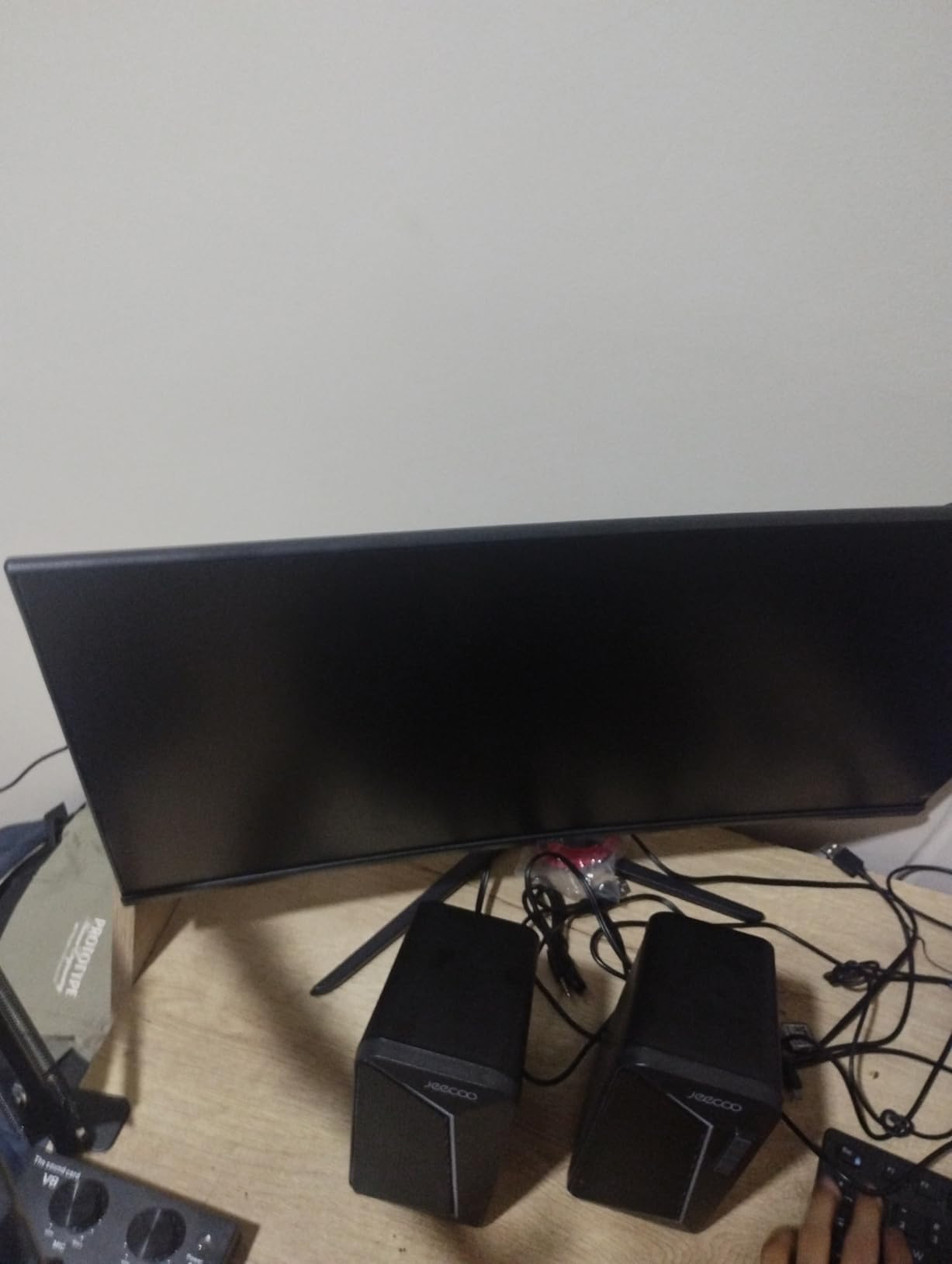 32 Inch 4K UHD Monitor (3840x2160), IPS,60Hz Refresh Rate, 100% sRGB, AMD FreeSync, 178° Viewing Angle, HDMI/DisplayPort, VESA 100x100mm Mount Compatible, Tilt Adjustable - Black - Customer Photo 1
