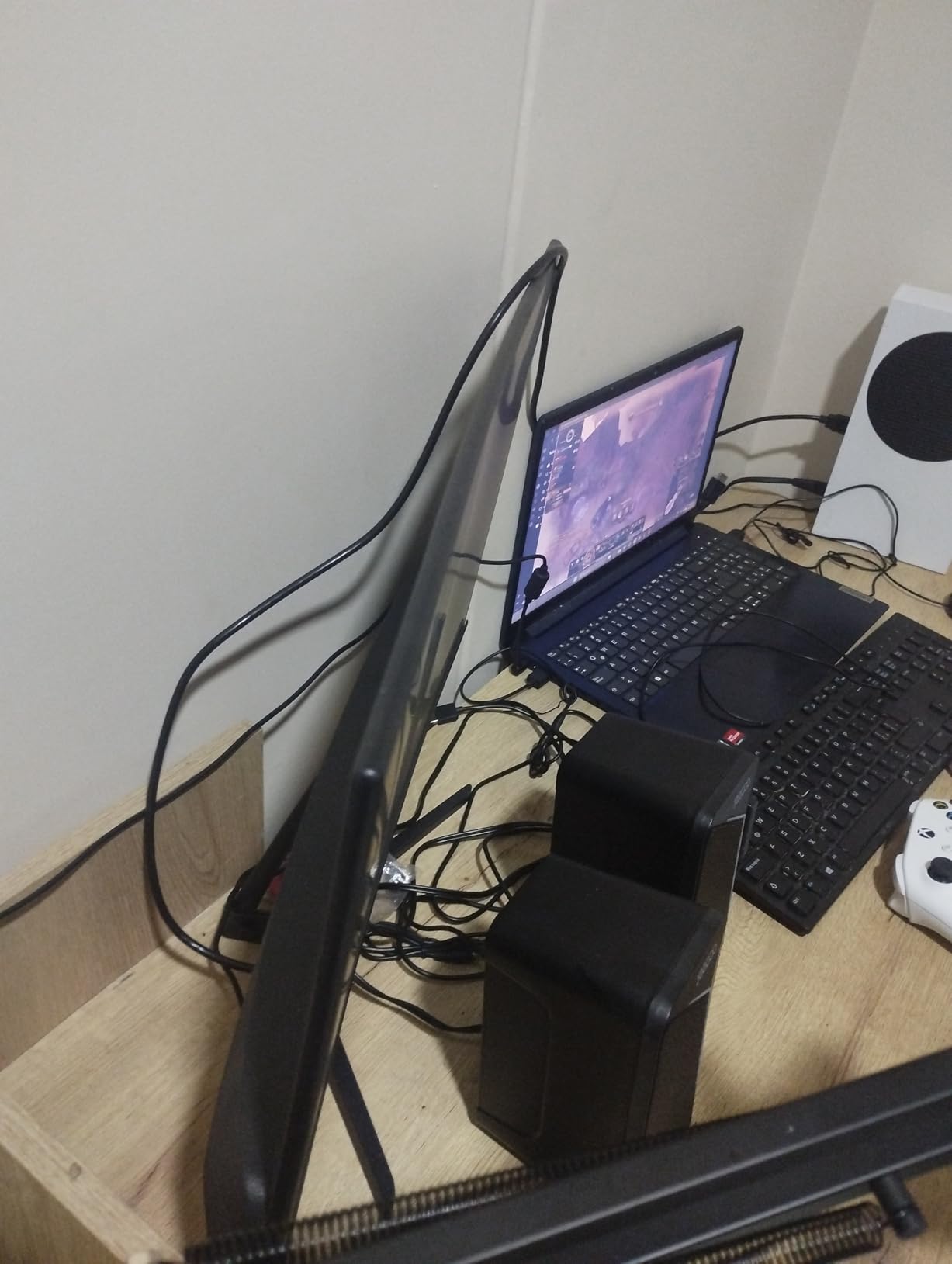 32 Inch 4K UHD Monitor (3840x2160), IPS,60Hz Refresh Rate, 100% sRGB, AMD FreeSync, 178° Viewing Angle, HDMI/DisplayPort, VESA 100x100mm Mount Compatible, Tilt Adjustable - Black - Customer Photo 2