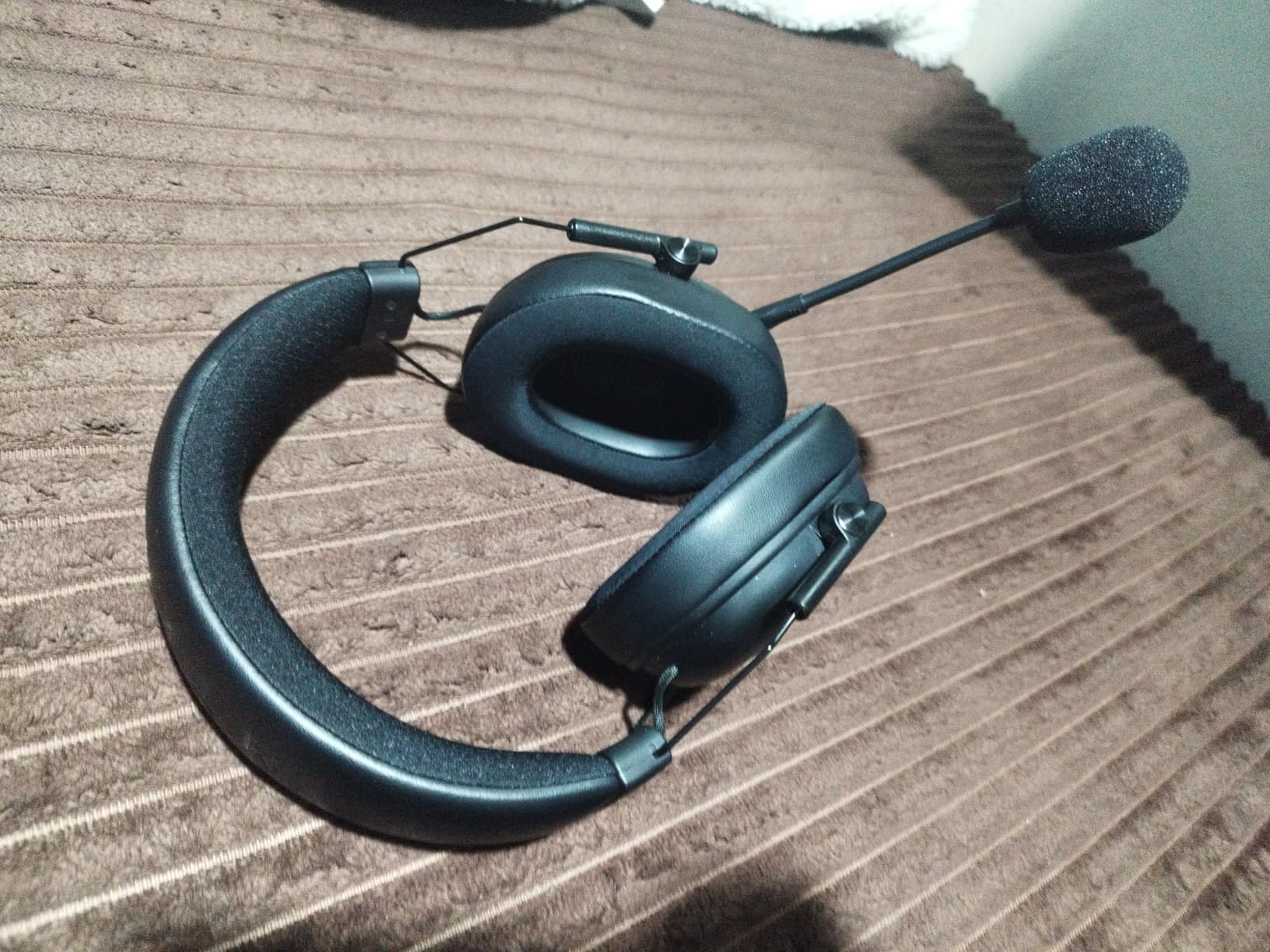 Razer BlackShark V3 Wireless Gaming Headset for PC: 50mm Drivers - Super Wideband Mic - 2.4 GHz, Bluetooth, USB - Works with Mac, PS5, Nintendo Switch, Smartphone - 70 Hr Battery - Black - Customer Photo 1