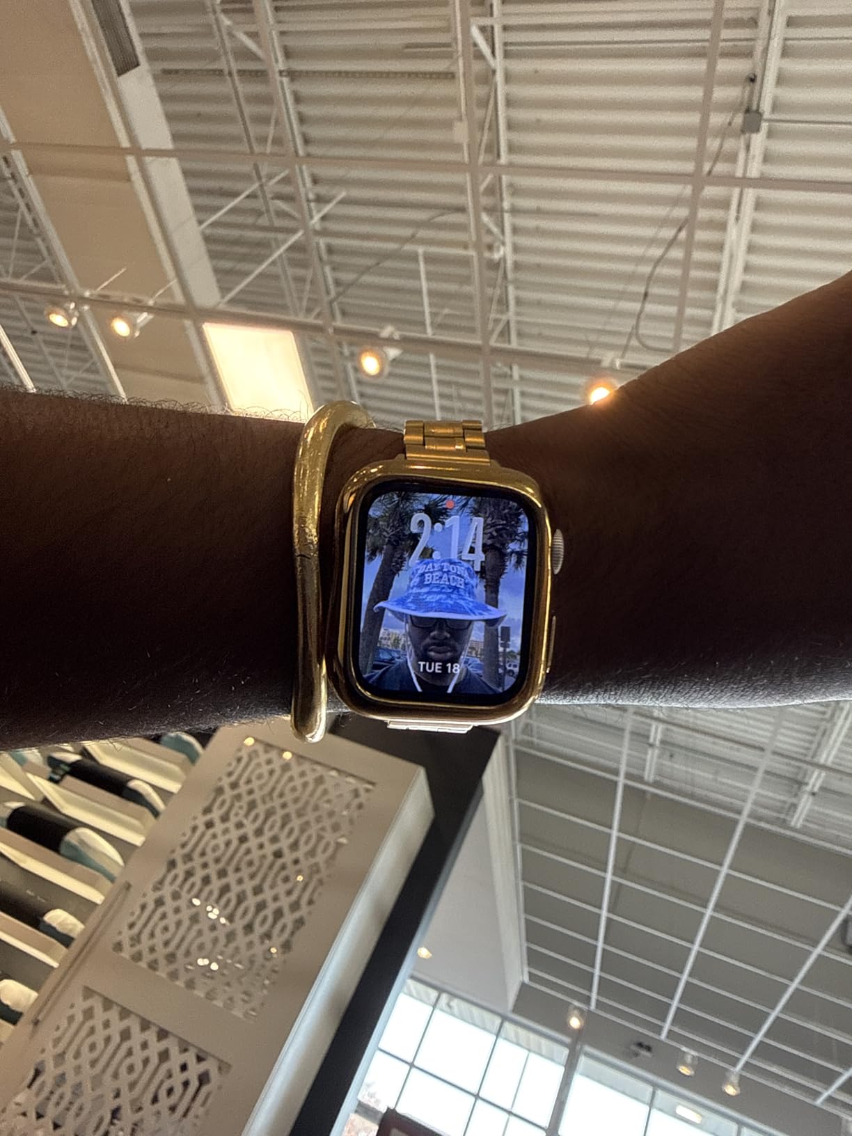 Apple Watch SE 3 [GPS 40mm] Smartwatch with Starlight Aluminum Case with Starlight Sport Band - S/M. Fitness and Sleep Trackers, Heart Rate Monitor, Always-On Display, Water Resistant - Customer Photo 3