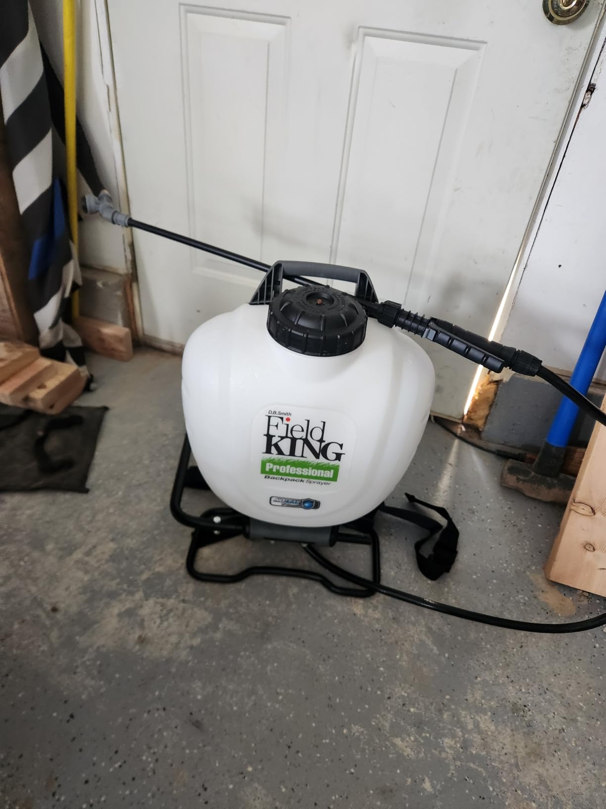 FIELD KING 190328 Backpack Sprayer, 4 Gallon, with Internal No Leak Pump Design Delivers 150 PSI customer photo 1