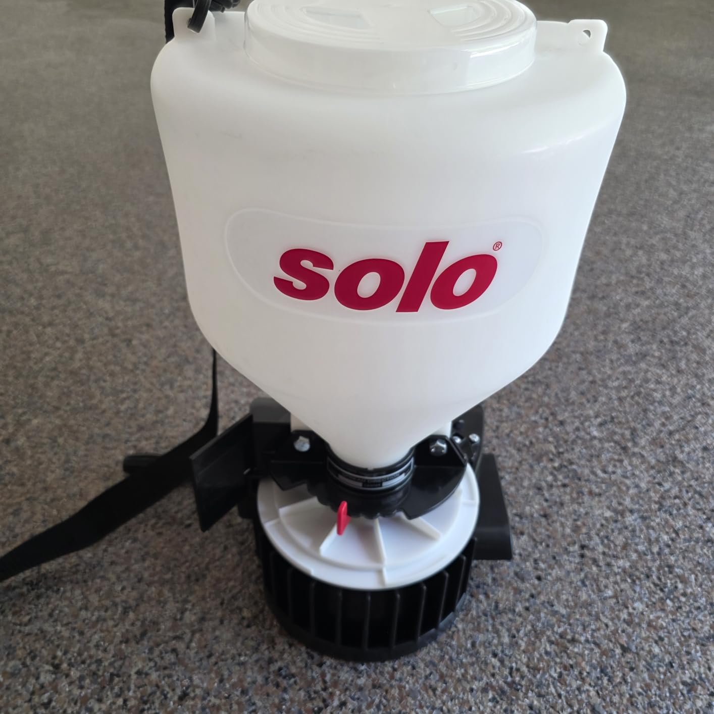 SOLO Inc 421 20-Pound Capacity Portable Chest-Mount Spreader with Comfortable Cross-Shoulder Strap - 421S, White, 20lb customer photo 1