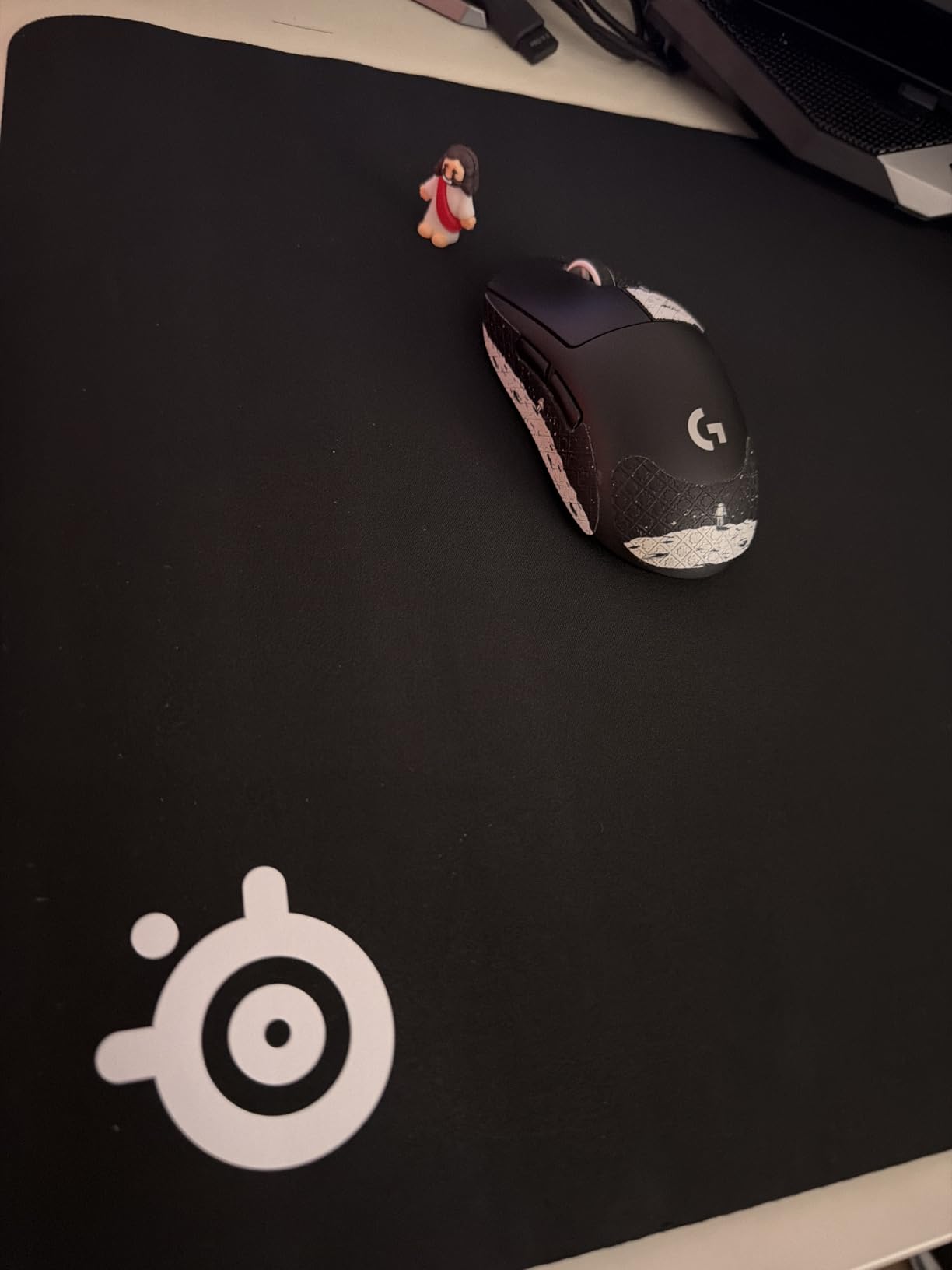 SteelSeries QcK Large Gaming Mousepad - Black - Non-Slip Silicone Rubber Base - Peak Tracking and Stability - Optimized for Gaming Sensors - 490 mm x 420 mm - FPS, MOBAs, RTS, MMO customer photo 2