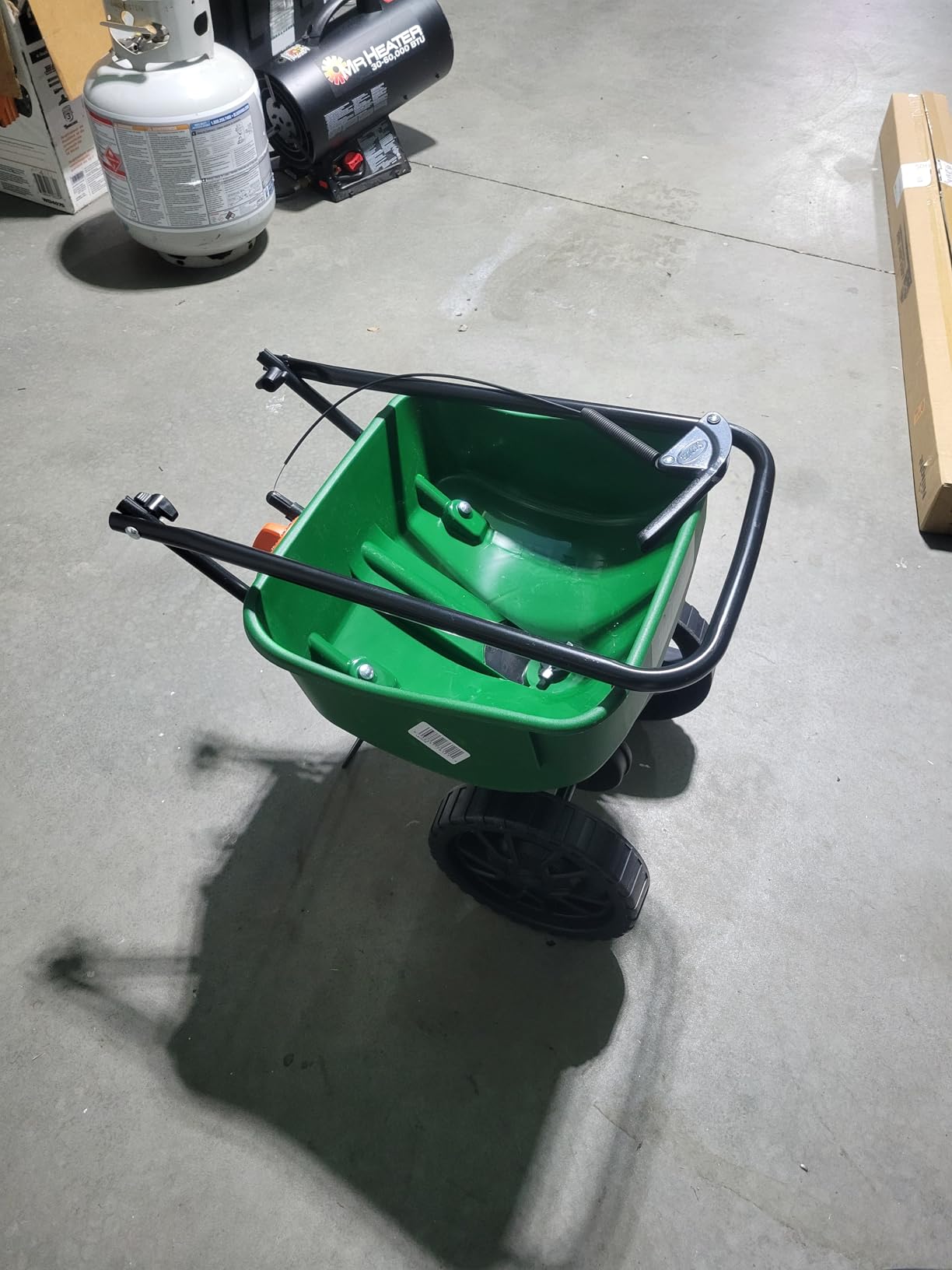 Scotts Turf Builder EdgeGuard DLX Broadcast Spreader for Seed, Fertilizer, Salt, Ice Melt, Holds up to 15,000 sq.ft. Product, Green customer photo 2