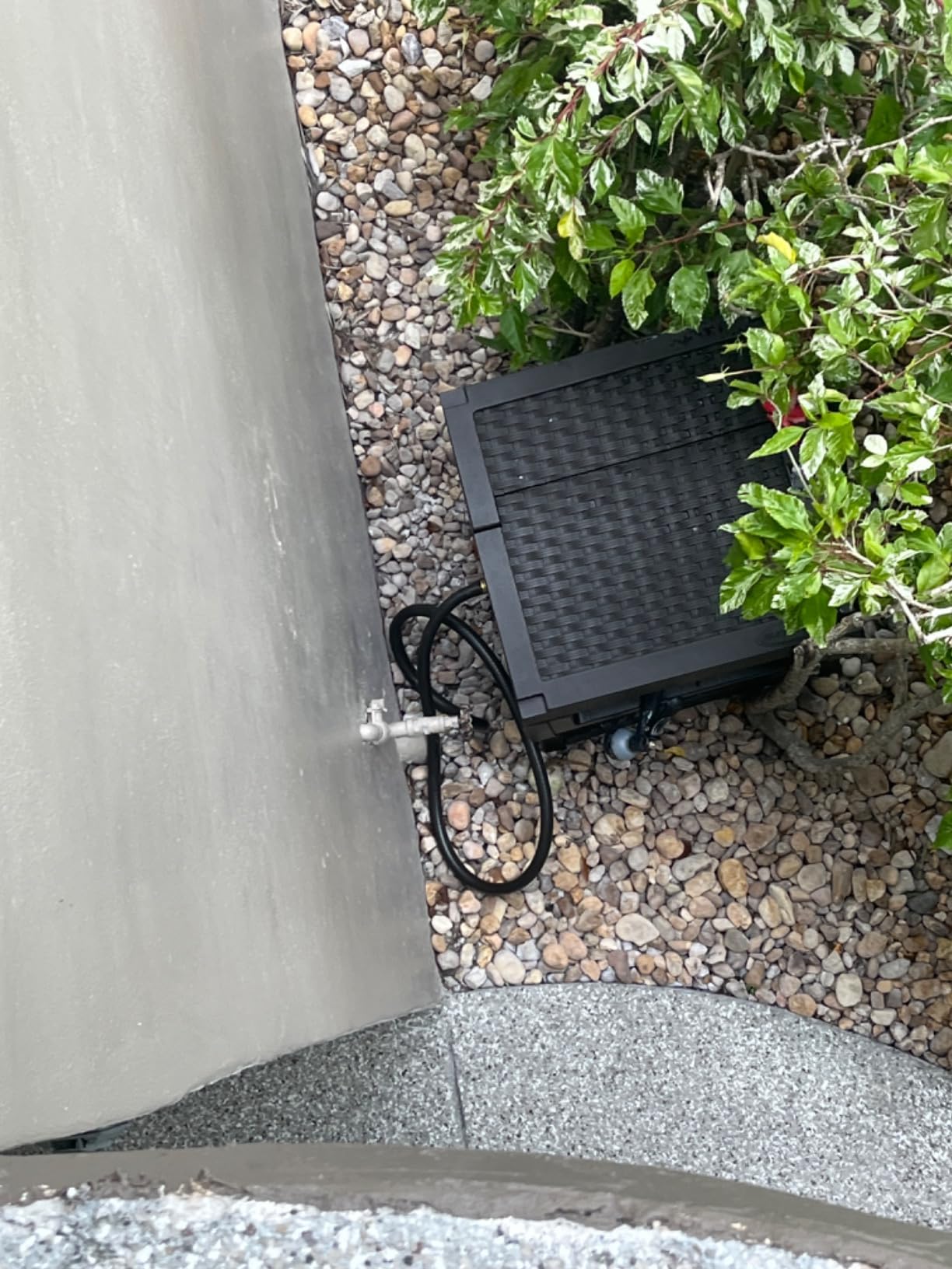 Suncast Hose Reel with Smart Trak Hose Guide, Water-Tight Connection, Durable Resin Construction, 225 ft Hose Capacity, Brown, Made in the USA customer photo 2