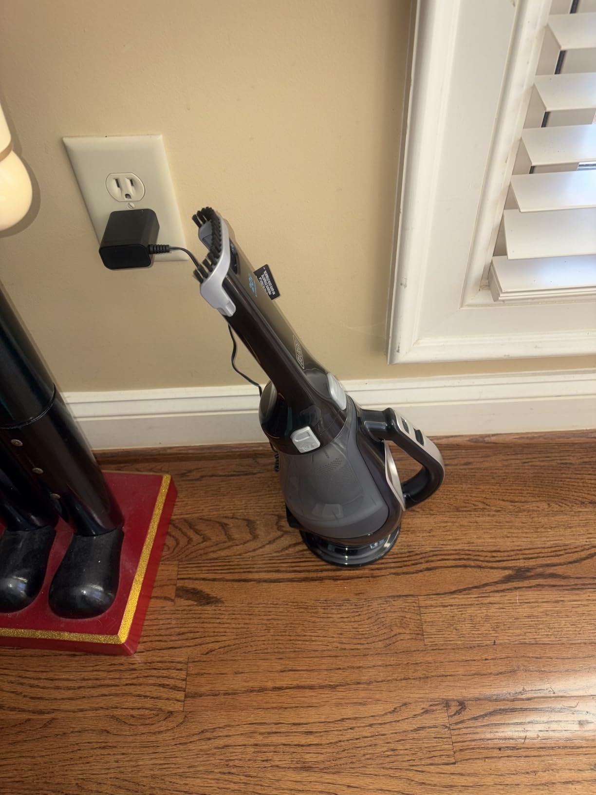 BLACK+DECKER dustbuster 20V Hand Vacuum Cordless Rechargeable, Car Vacuum Portable, Powerful Suction AdvancedClean Hand Vac with Extendible Crevice Tool, Flip-Up Brush and Charging Base (BDH2000L) Customer Review BLACK+DECKER dustbuster 20V Hand Vacuum Cordless Rechargeable, Car Vacuum Portable, Powerful Suction AdvancedClean Hand Vac with Extendible Crevice Tool, Flip-Up Brush and Charging Base (BDH2000L) - Customer Photo 1