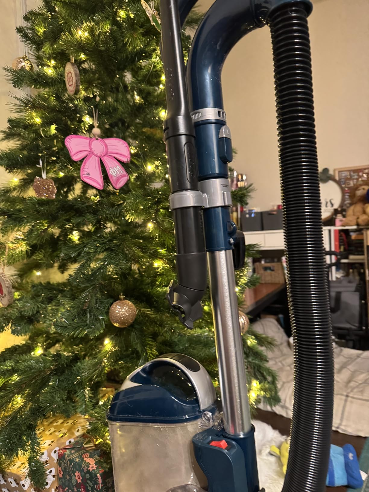 Shark Upright Vacuum Cleaner | Rotator Lift-Away | Pet Hair, Carpet & Hard Floor Cleaning | Dusting Brush, Upholstery & Crevice Tools | HEPA Filter | Swivel Steering | Headlights | White/Red | NV501 customer photo 2