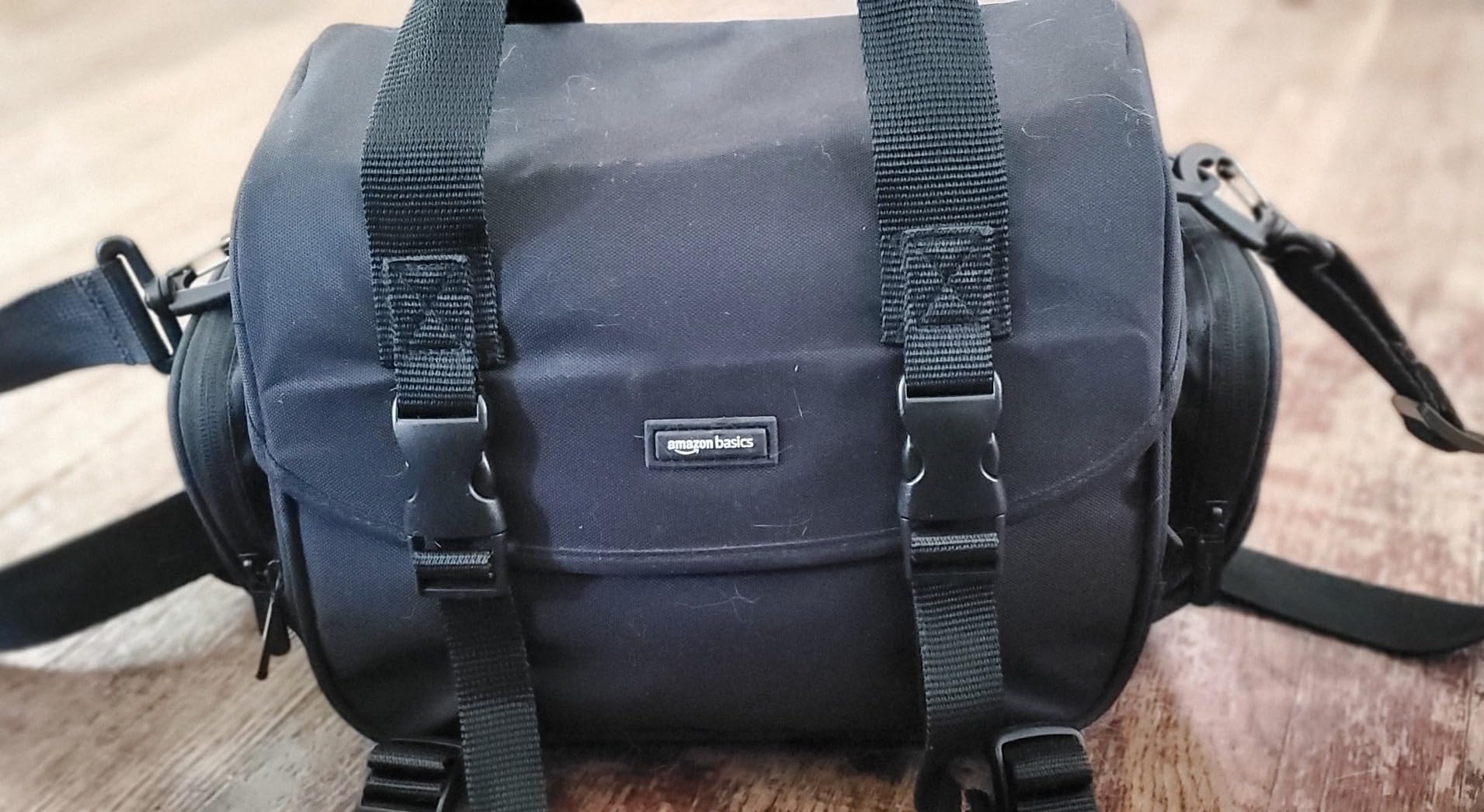Amazon Basics Large DSLR Gadget Bag, Black with Orange Interior, Solid Customer Review Amazon Basics Large DSLR Gadget Bag, Black with Orange Interior, Solid - Customer Photo 1