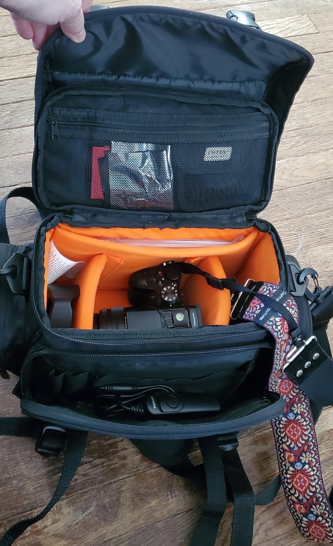 Amazon Basics Large DSLR Gadget Bag, Black with Orange Interior, Solid Customer Review Amazon Basics Large DSLR Gadget Bag, Black with Orange Interior, Solid - Customer Photo 2