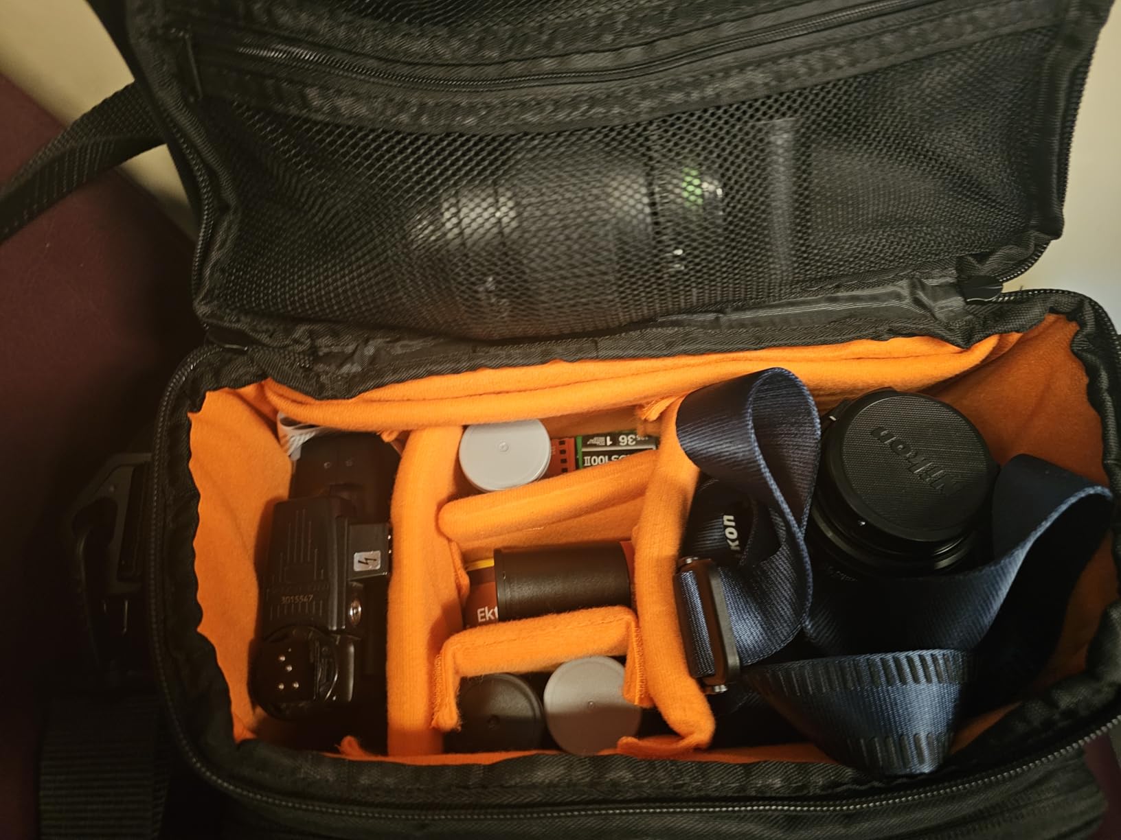Amazon Basics Large DSLR Gadget Bag, Black with Orange Interior, Solid Customer Review Amazon Basics Large DSLR Gadget Bag, Black with Orange Interior, Solid - Customer Photo 4