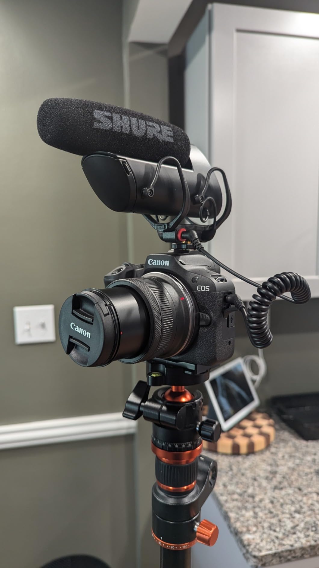 Shure VP83 LensHopper Camera-Mounted Condenser Shotgun Microphone for use with DSLR Cameras and HD Camcorders - Capture Detailed, High Definition Audio with Full Low-end Response - Customer Photo 2