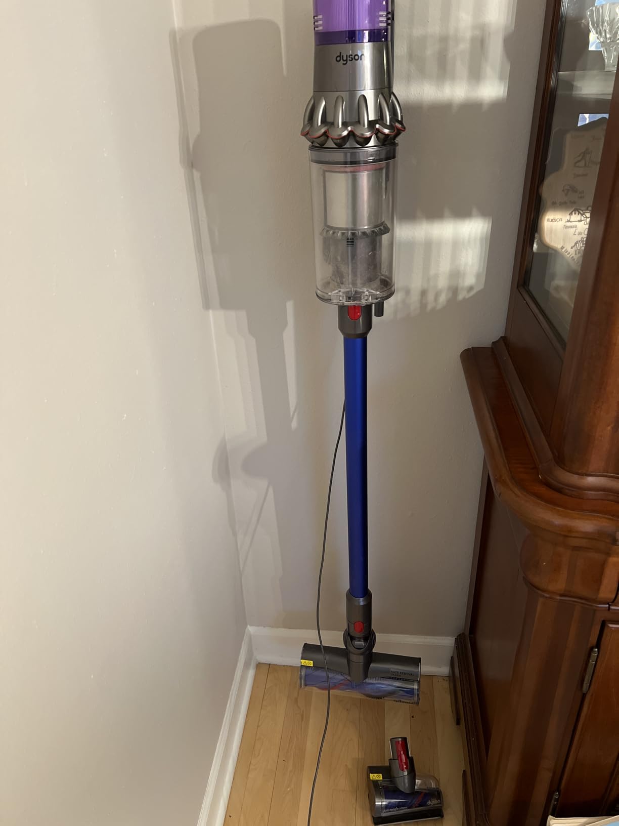 Dyson V11 Origin Cordless Vacuum, 185AW, 3 Power Modes, Up to 60 Minutes,² Deep Cleans Hard Floors and Carpets, Detangles pet Hair, Converts to Handheld - Customer Photo 2