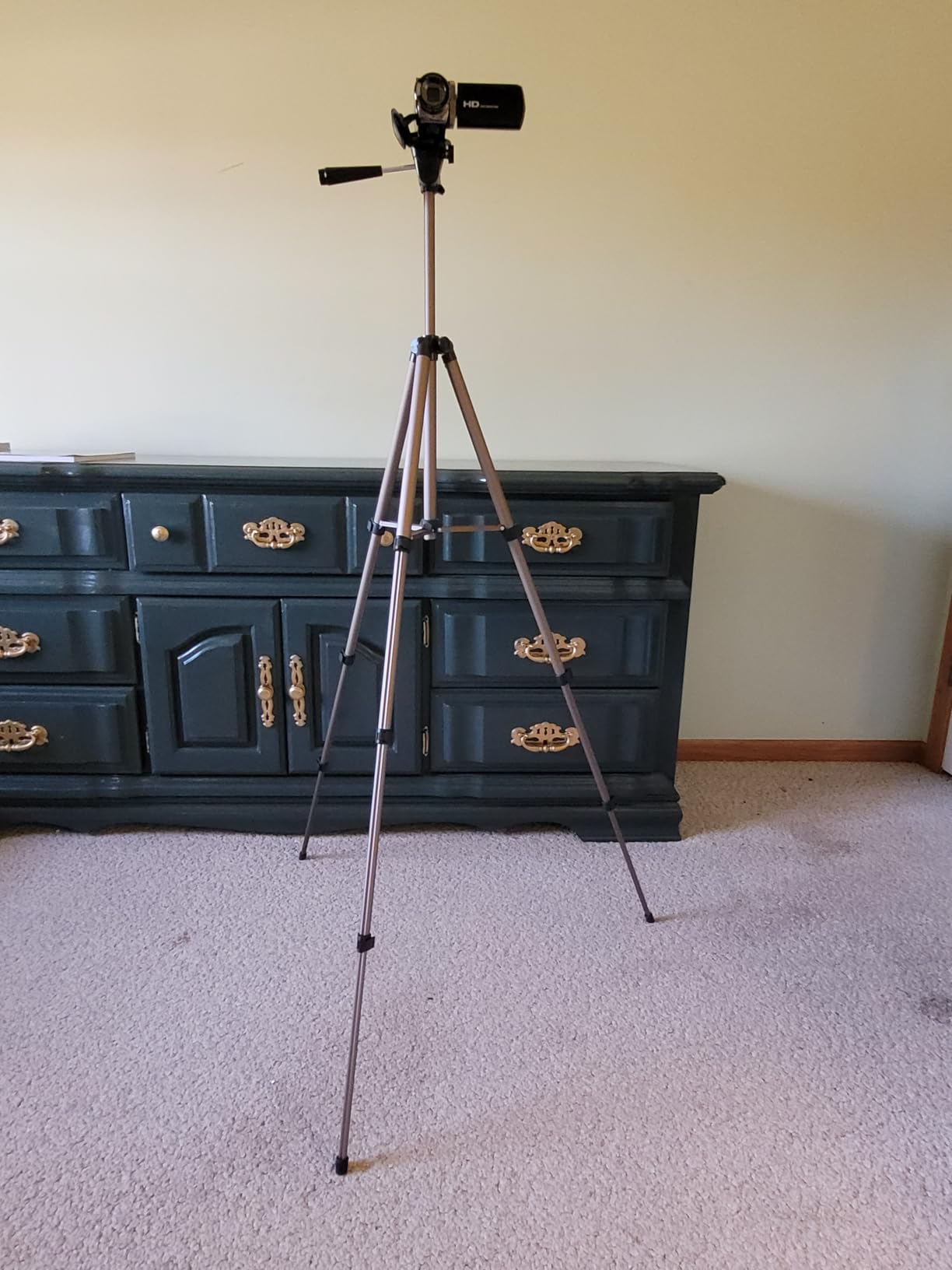 Amazon Basics 50-inch Lightweight Portable Camera Mount Tripod Stand with Bag, for Travel Photography, Champagne - Customer Photo 2