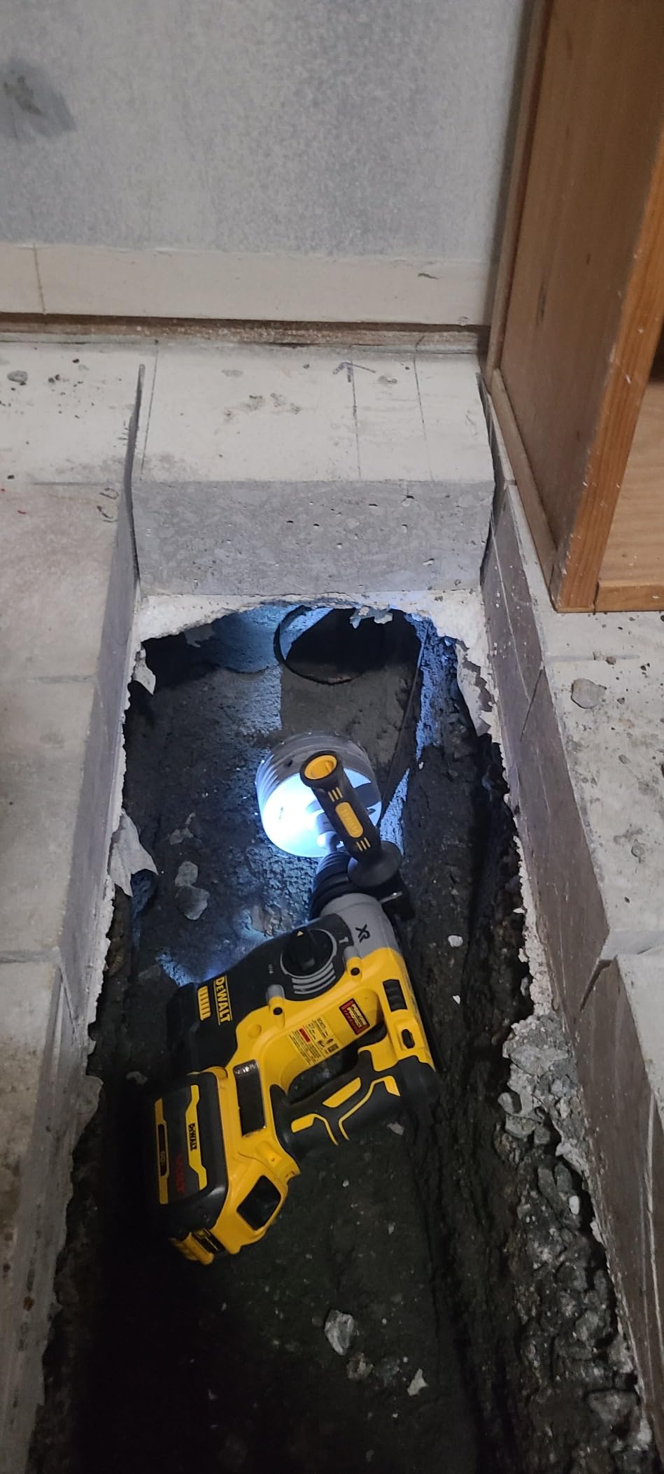 DEWALT 20V MAX SDS Rotary Hammer Drill, Cordless, 3 Application Modes, Bare Tool Only (DCH273B) customer photo 2