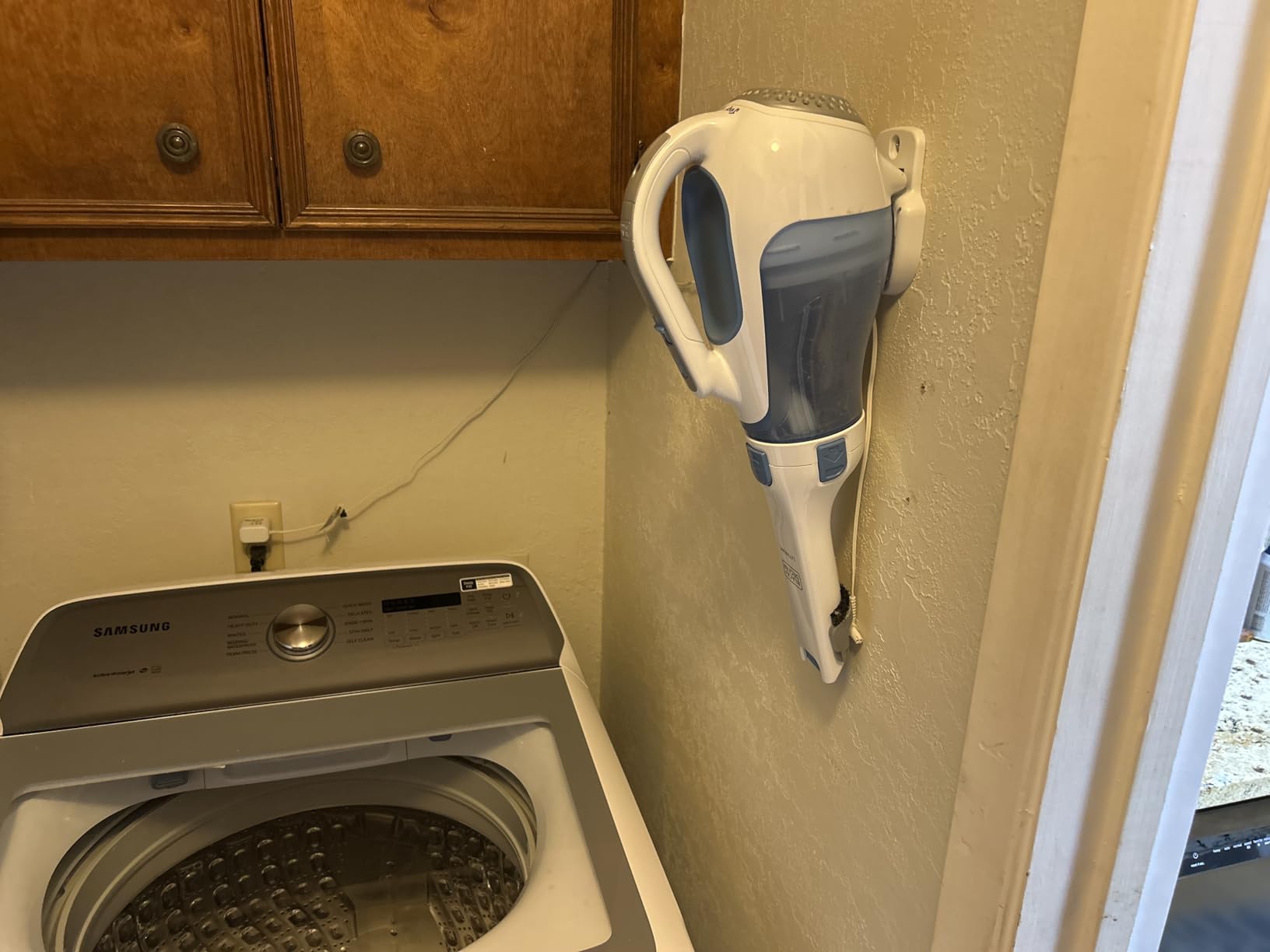 BLACK+DECKER dustbuster Handheld Vacuum, Cordless Car Vacuum Portable 12V, with Rotating and Extendable Nozzle (HHVI320JR02) Customer Review BLACK+DECKER dustbuster Handheld Vacuum, Cordless Car Vacuum Portable 12V, with Rotating and Extendable Nozzle (HHVI320JR02) - Customer Photo 2