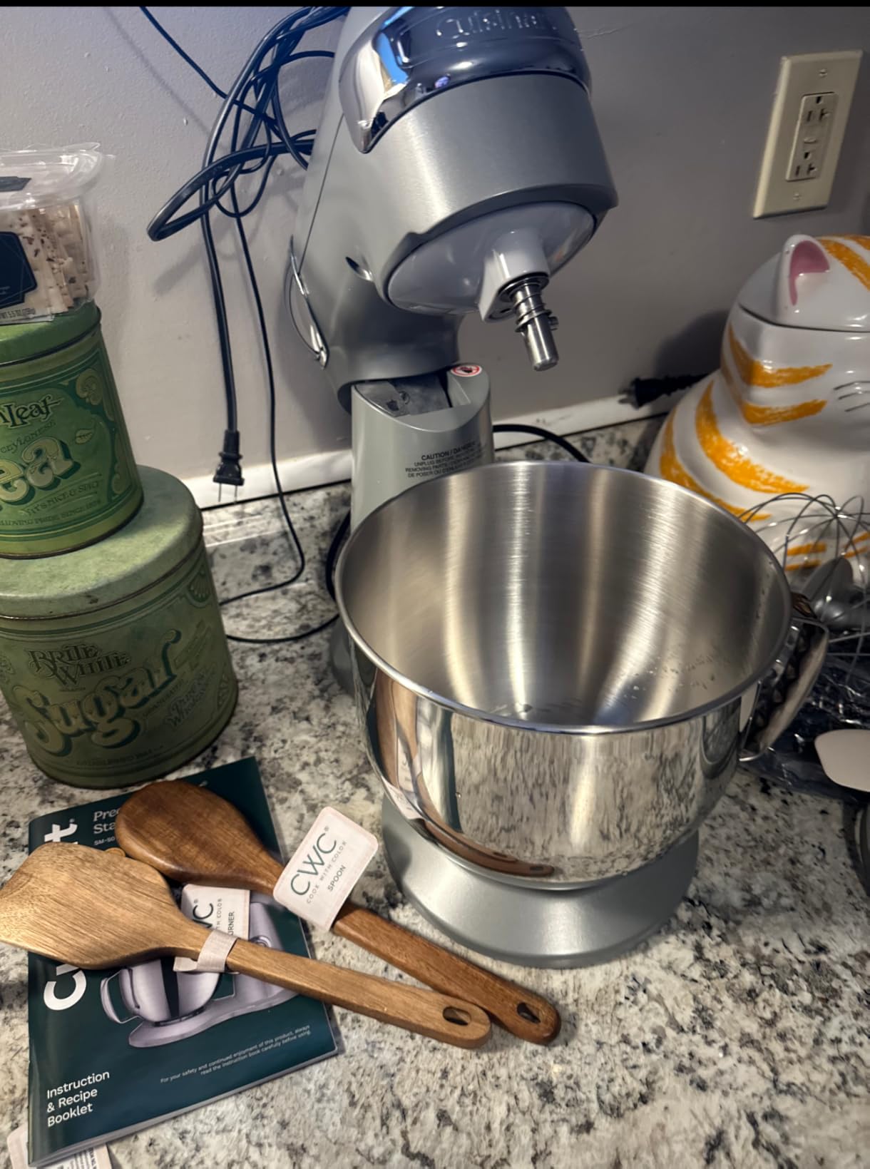 Cuisinart Stand Mixer, 12 Speed, 5.5 Quart Stainless Steel Bowl, Chef's Whisk, Mixing Paddle, Dough Hook, Splash Guard w/ Pour Spout, White Linen, SM-50, Manual - Customer Photo 2