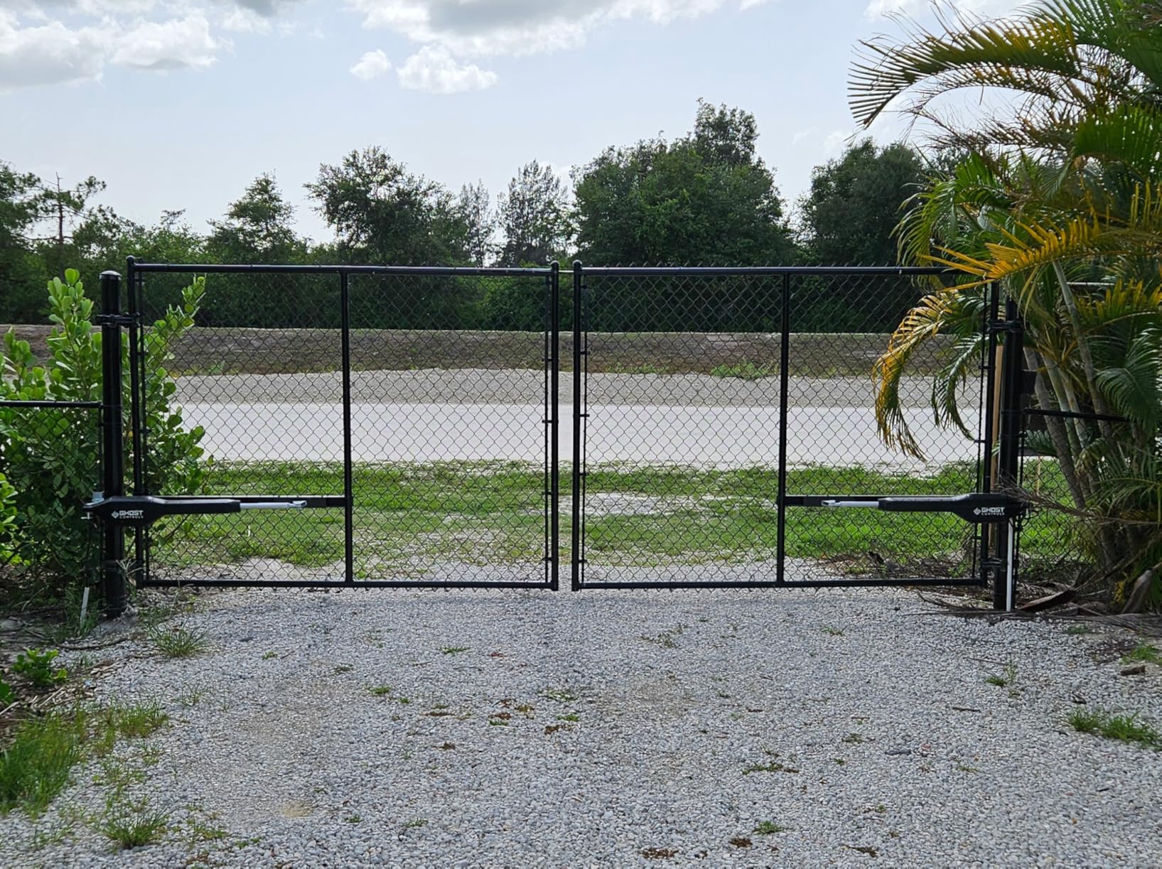 GC GHOST CONTROLS Solar Heavy-Duty Automatic Gate Opener Kit for Driveway Swing Gates with Long-Range Solar Gate Opener Remote - Model TSS1XP - Customer Photo 2