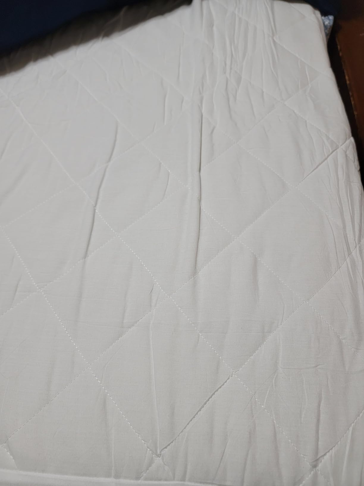 Amazon Basics Hypoallergenic Quilted Plush and Breathable Mattress Topper Pad, 18 Inches Deep, Queen, White Customer Review Amazon Basics Hypoallergenic Quilted Plush and Breathable Mattress Topper Pad, 18 Inches Deep, Queen, White - Customer Photo 1