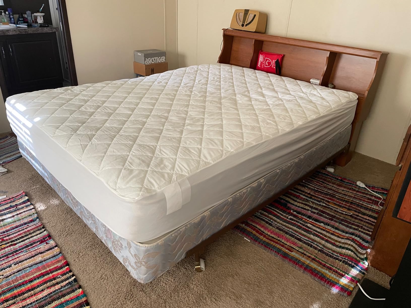 Amazon Basics Hypoallergenic Quilted Plush and Breathable Mattress Topper Pad, 18 Inches Deep, Queen, White Customer Review Amazon Basics Hypoallergenic Quilted Plush and Breathable Mattress Topper Pad, 18 Inches Deep, Queen, White - Customer Photo 3