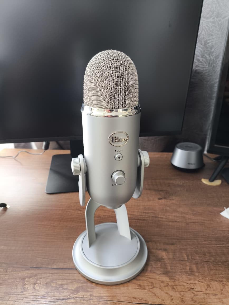 Logitech Creators Blue Yeti USB Microphone for Gaming, Streaming, Podcast, YouTube, Discord, PC, Studio Sound, Plug & Play-Midnight Blue Customer Review Logitech Creators Blue Yeti USB Microphone for Gaming, Streaming, Podcast, YouTube, Discord, PC, Studio Sound, Plug & Play-Midnight Blue - Customer Photo 4