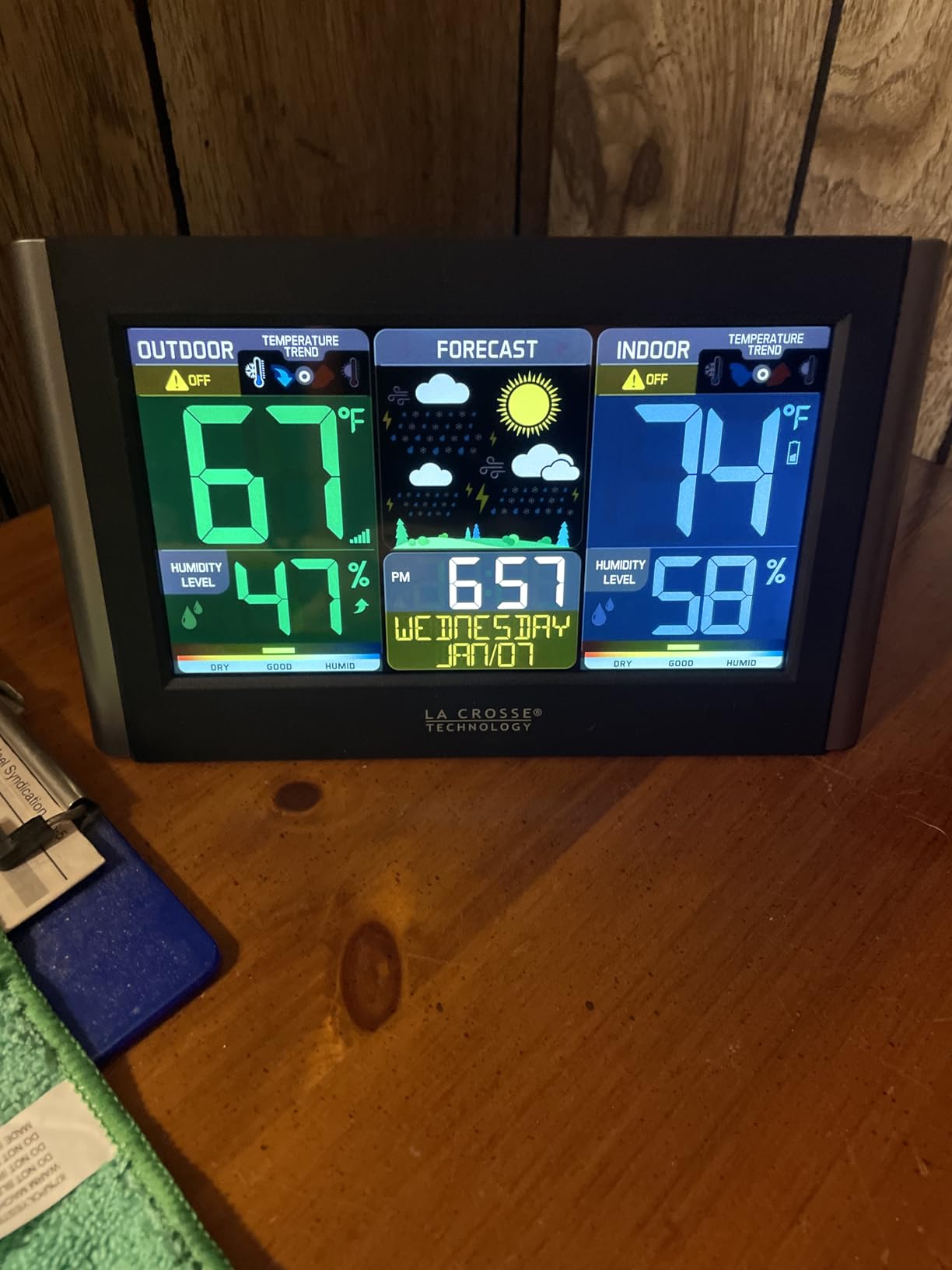 La Crosse Technology Weather Station with Customizable Alerts, Weather Forecast, Temperature, Dew Point, Humidity, Time, Heat Index, Large Display, Adjustable Brightness, Wireless, Black, C85845-INT customer photo 2