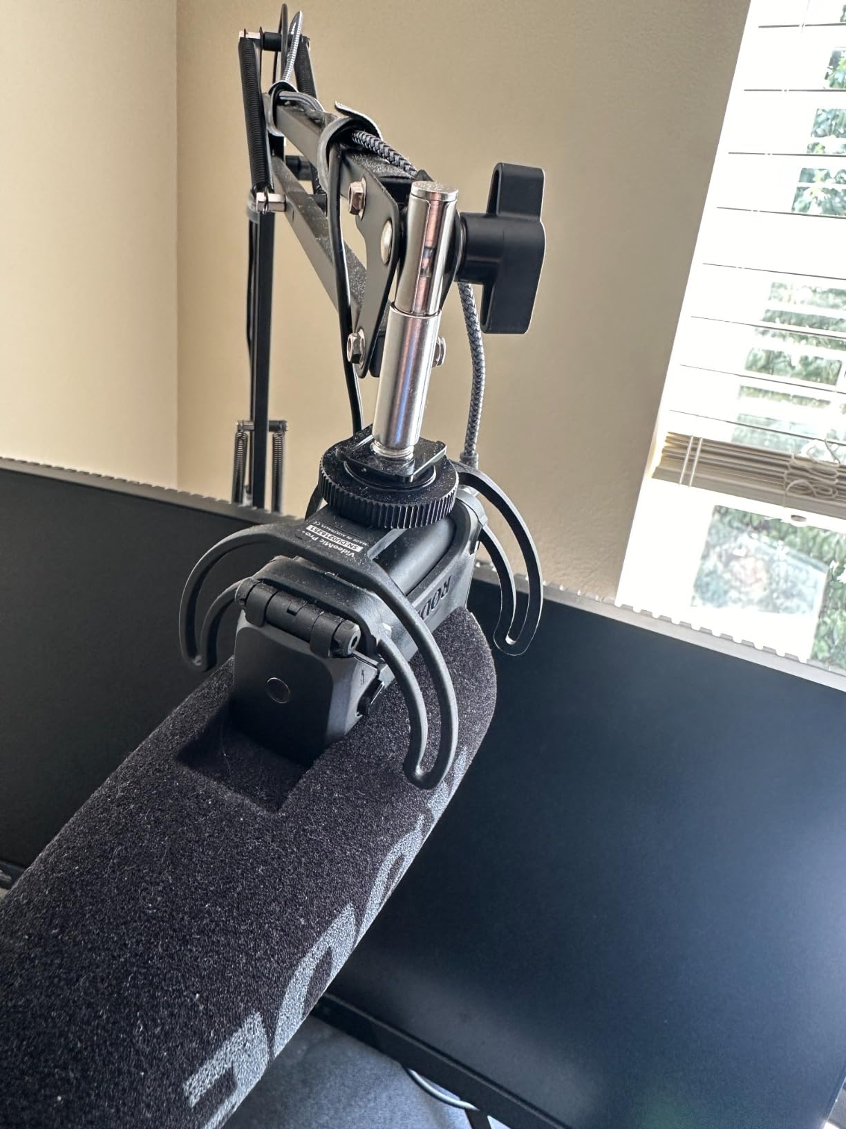 Rode VideoMic Pro+ Premium On-camera Shotgun Microphone with High-pass Filter, High-frequency Boost, Pad, Safety Channel for Filmmaking, Content Creation and Location Recording - Customer Photo 1