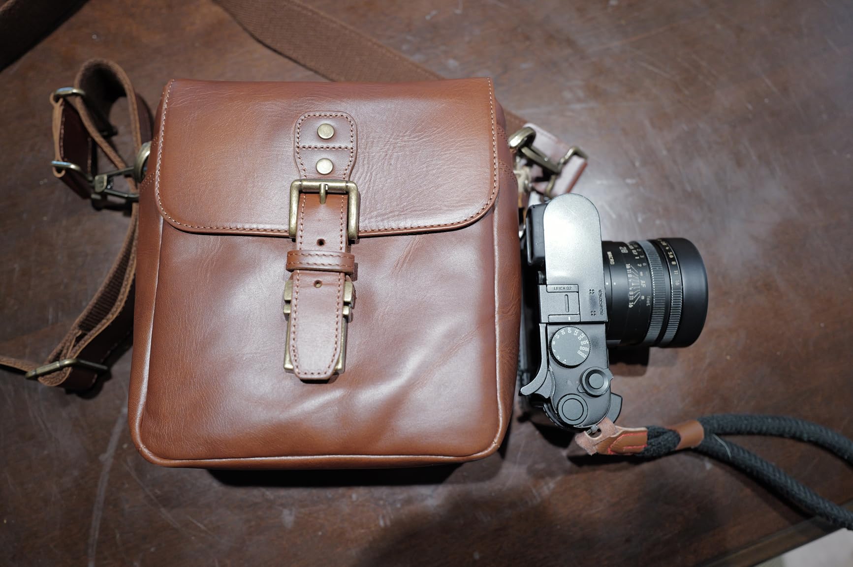 MegaGear Genuine Leather Camera Messenger Bag Mirrorless Portable electronic device cover Customer Review MegaGear Genuine Leather Camera Messenger Bag Mirrorless Portable electronic device cover - Customer Photo 1