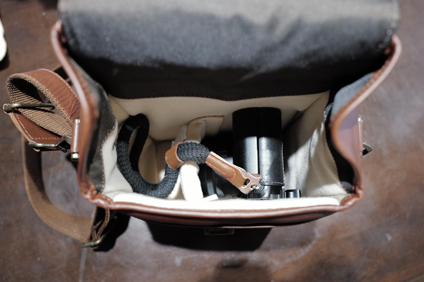 MegaGear Genuine Leather Camera Messenger Bag Mirrorless Portable electronic device cover Customer Review MegaGear Genuine Leather Camera Messenger Bag Mirrorless Portable electronic device cover - Customer Photo 2