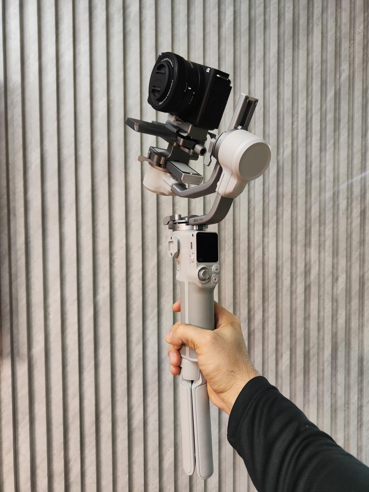 DJI RS 4 Mini, Gimbal Stabilizer for Cameras Canon/Sony/Panasonic/Nikon/Fujifilm, Auto Axis Locks, 2kg/4.4lbs Payload, Intelligent Tracking, Camera Gimbal, Camera Stabilizer, Native Vertical Shooting - Customer Photo 1
