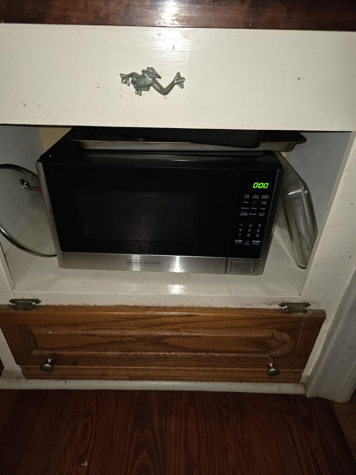 BLACK+DECKER Digital Microwave Oven with Turntable Push-Button Door, Child Safety Lock, Stainless Steel, 0.9 Cu Ft - Customer Photo 2