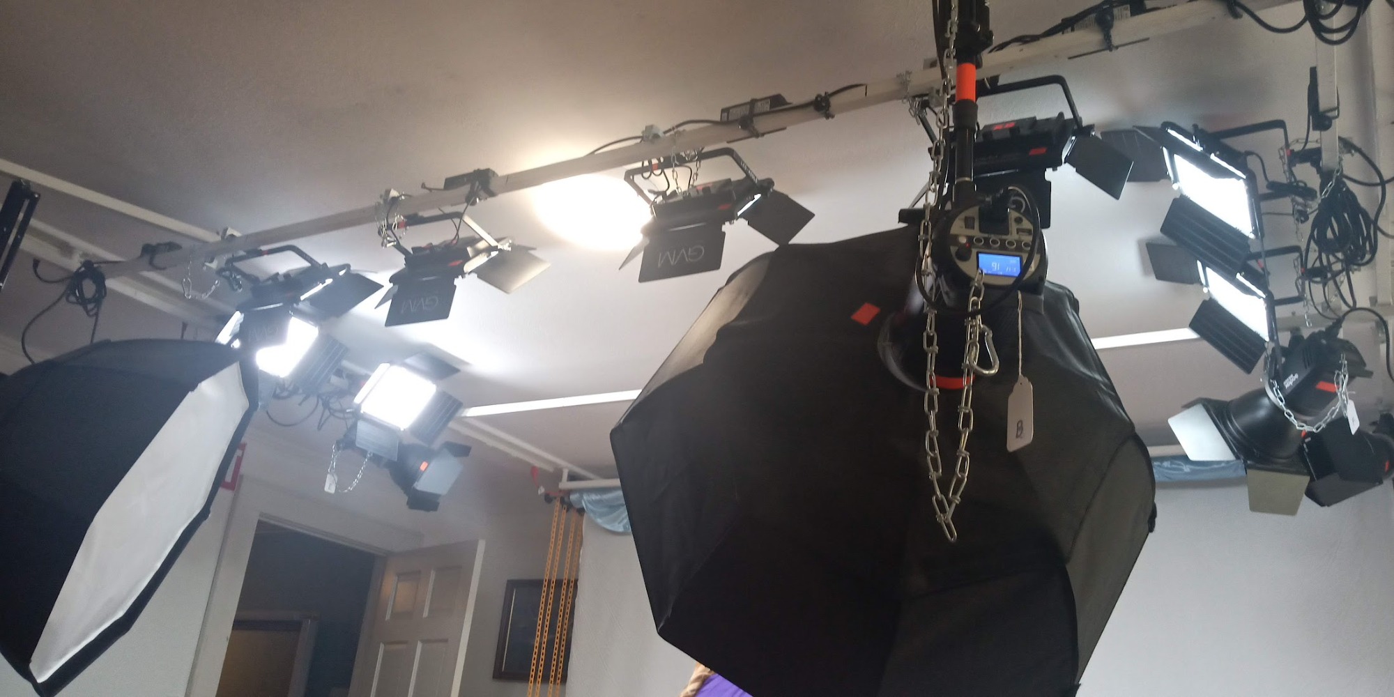 GVM 2 Pack LED Video Lighting Kits with APP Control, Bi-Color Variable 2300K~6800K with Digital Display Brightness of 10~100% for Video Photography, CRI97+ TLCI97 Led Video Light Panel +Barndoor Customer Review GVM 2 Pack LED Video Lighting Kits with APP Control, Bi-Color Variable 2300K~6800K with Digital Display Brightness of 10~100% for Video Photography, CRI97+ TLCI97 Led Video Light Panel +Barndoor - Customer Photo 2