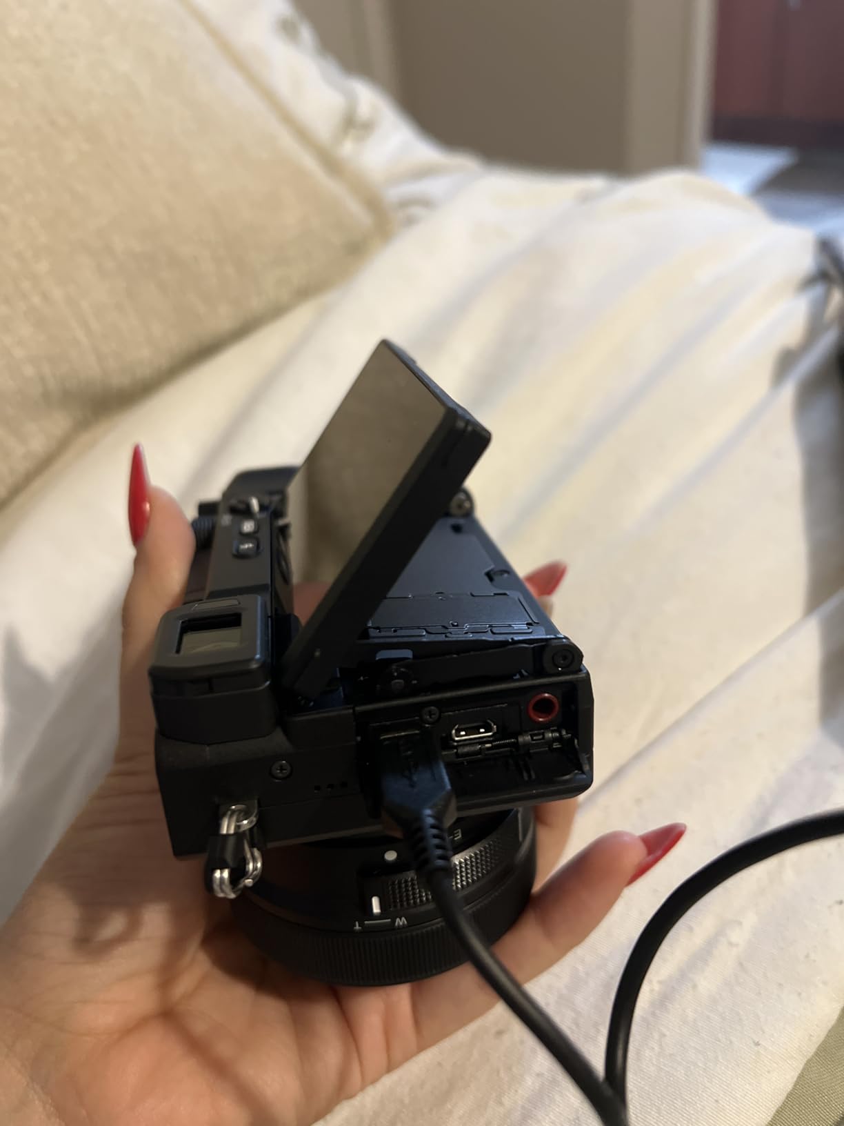 Sony Alpha a6400 Mirrorless Camera: Compact APS-C Interchangeable Lens Digital Camera with Real-Time Eye Auto Focus, 4K Video, Flip Screen & 16-50mm Lens Customer Review Sony Alpha a6400 Mirrorless Camera: Compact APS-C Interchangeable Lens Digital Camera with Real-Time Eye Auto Focus, 4K Video, Flip Screen & 16-50mm Lens - Customer Photo 1