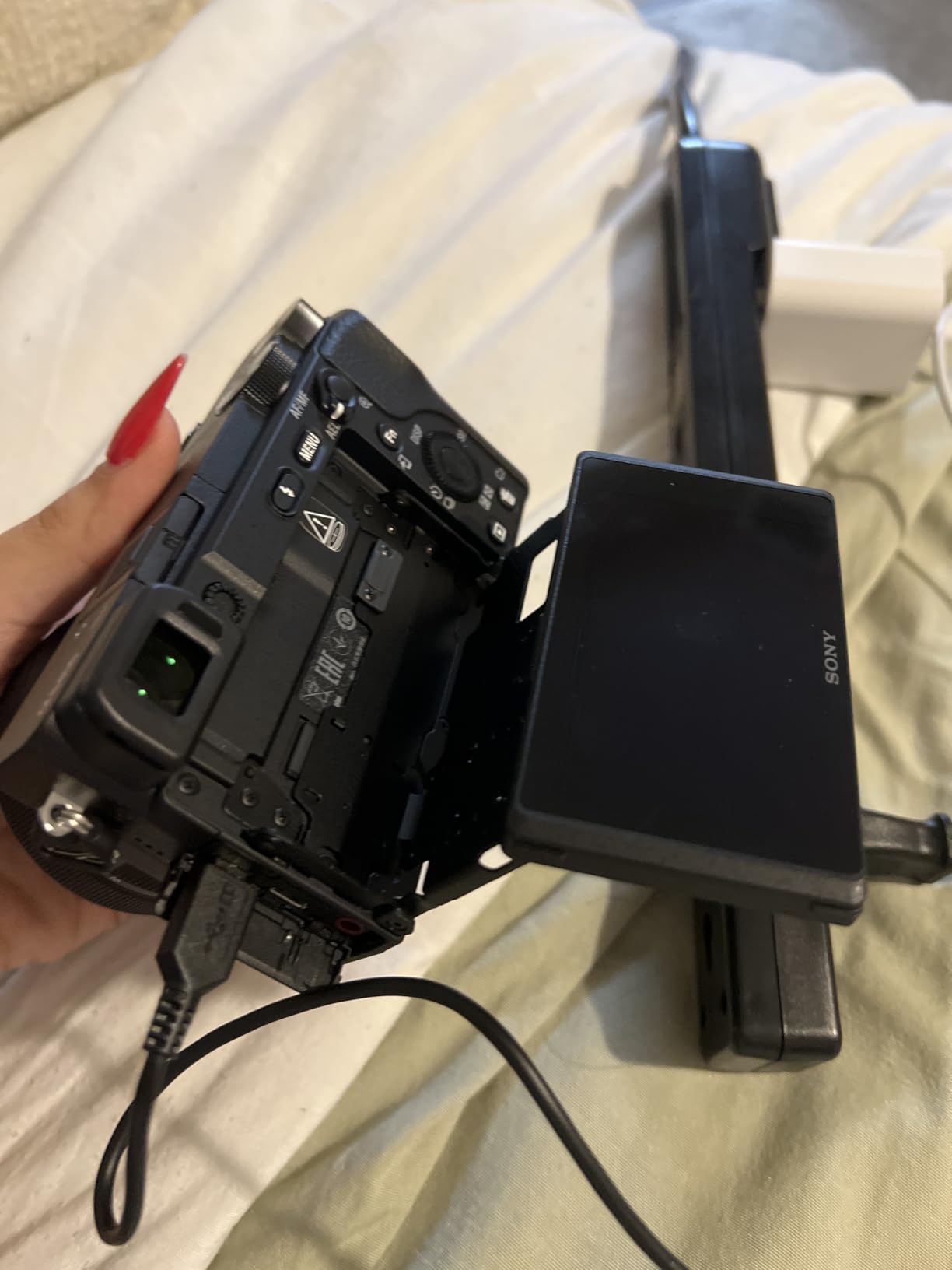 Sony Alpha a6400 Mirrorless Camera: Compact APS-C Interchangeable Lens Digital Camera with Real-Time Eye Auto Focus, 4K Video, Flip Screen & 16-50mm Lens - E Mount Compatible - ILCE-6400L/B, Black - Customer Photo 4