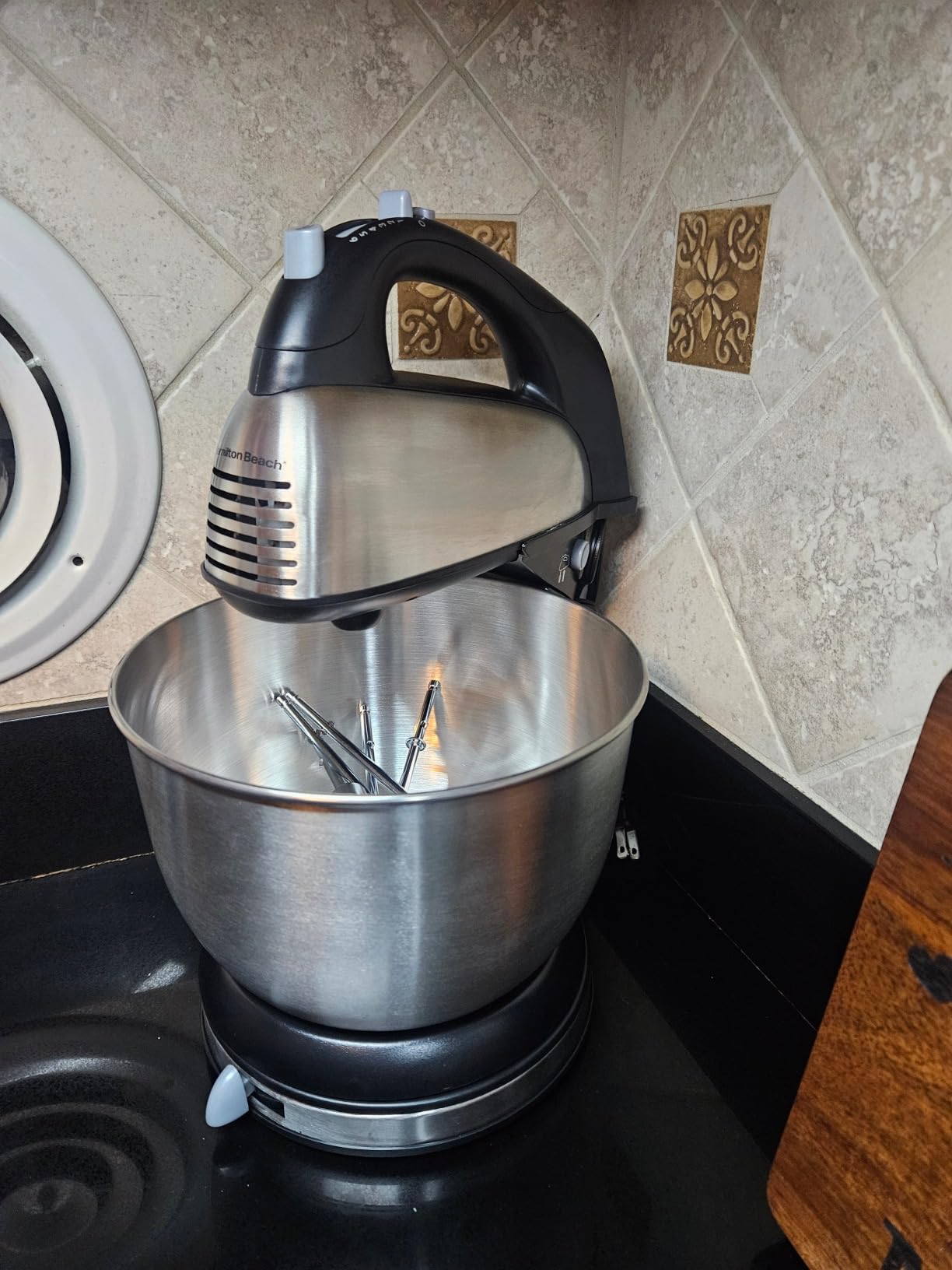 Hamilton Beach Classic Stand and Hand Mixer, 4 Quarts, 6 Speeds with QuickBurst, Bowl Rest, 290 Watts Peak Power, Black and Stainless customer photo 2