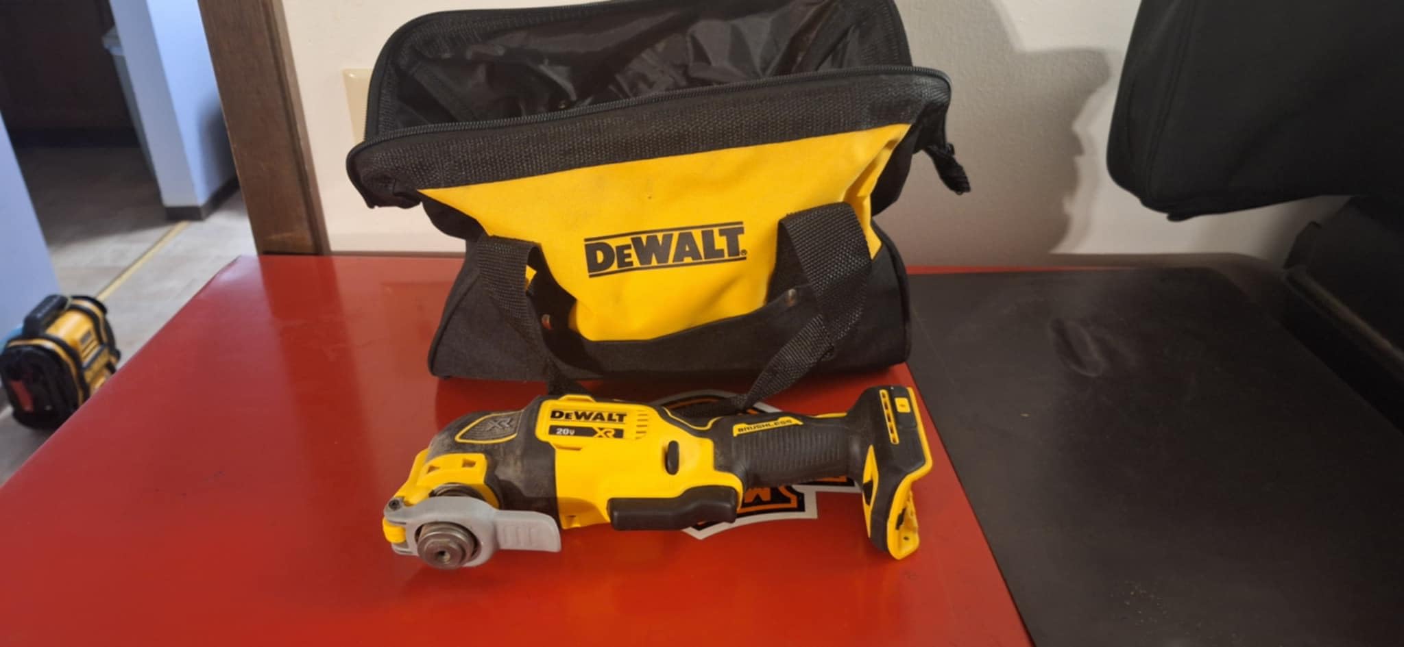 DEWALT 20V MAX XR Oscillating Tool Kit with Blades, 3 Speed Cordless Brushless Multitool, Up to 20,000 OPM, LED Light, Battery and Charger Included (DCS356C1) customer photo 2