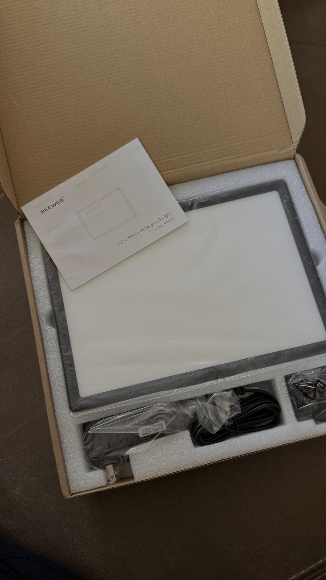NEEWER 192 LED Video Light Panel, 20W Ultra Thin Bi Color Dimmable DSLR Camera Soft Light, 8000mAh Built in Lithium Battery, 3200-5600K CRI97+, Key Lighting for Studio Photography Recording Streaming - Customer Photo 2