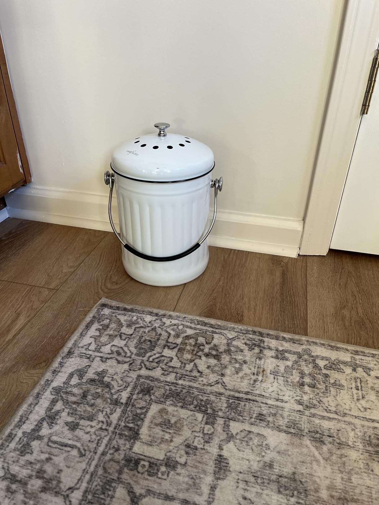 RED FACTOR Premium Compost Bin for Kitchen Countertop - Stainless Steel Food Waste Bucket with Innovative Dual Filter Technology - Includes Spare Filters (White, 1.3 Gallon) Customer Review RED FACTOR Premium Compost Bin for Kitchen Countertop - Stainless Steel Food Waste Bucket with Innovative Dual Filter Technology - Includes Spare Filters (White, 1.3 Gallon) - Customer Photo 1