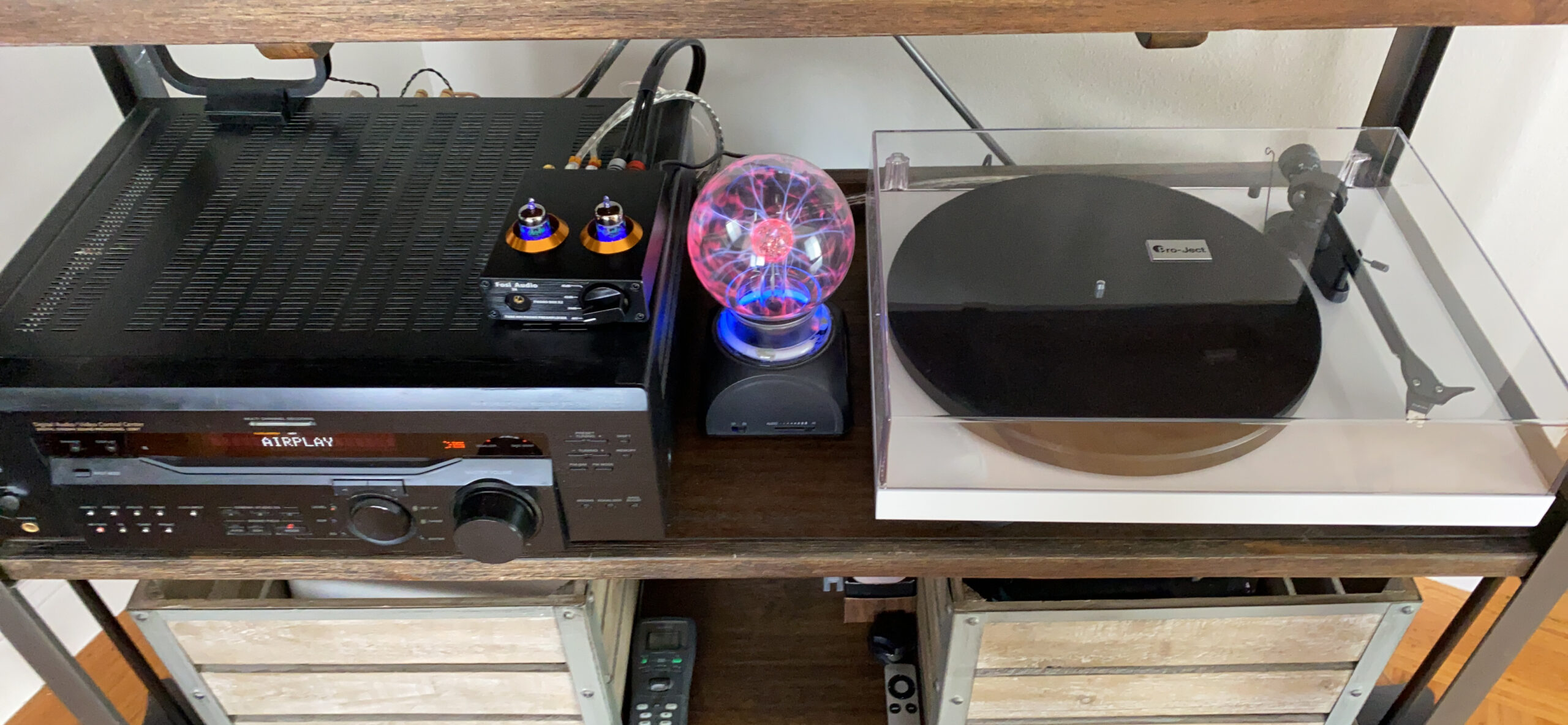 Pro-Ject Debut Carbon Evolution Audiophile Turntable with Carbon Fiber Tonearm - White Gloss - Customer Photo 2