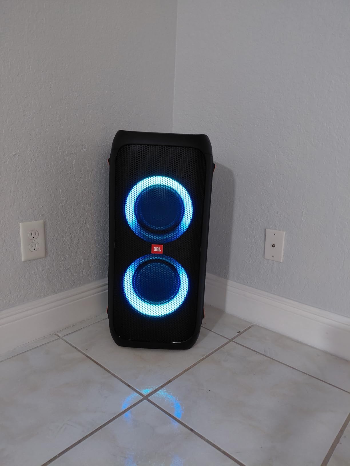 JBL Partybox 310 - Portable Party Speaker with Long Lasting Battery, Powerful JBL Sound and Exciting Light Show,Black Customer Review JBL Partybox 310 - Portable Party Speaker with Long Lasting Battery, Powerful JBL Sound and Exciting Light Show,Black - Customer Photo 2