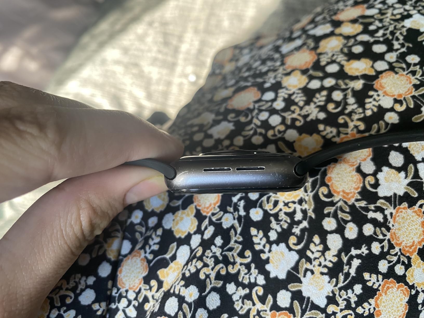 Apple Watch SE (GPS, 40mm) - Space Gray Aluminum Case with Black Sport Band (Renewed) Customer Review Apple Watch SE (GPS, 40mm) - Space Gray Aluminum Case with Black Sport Band (Renewed) - Customer Photo 1