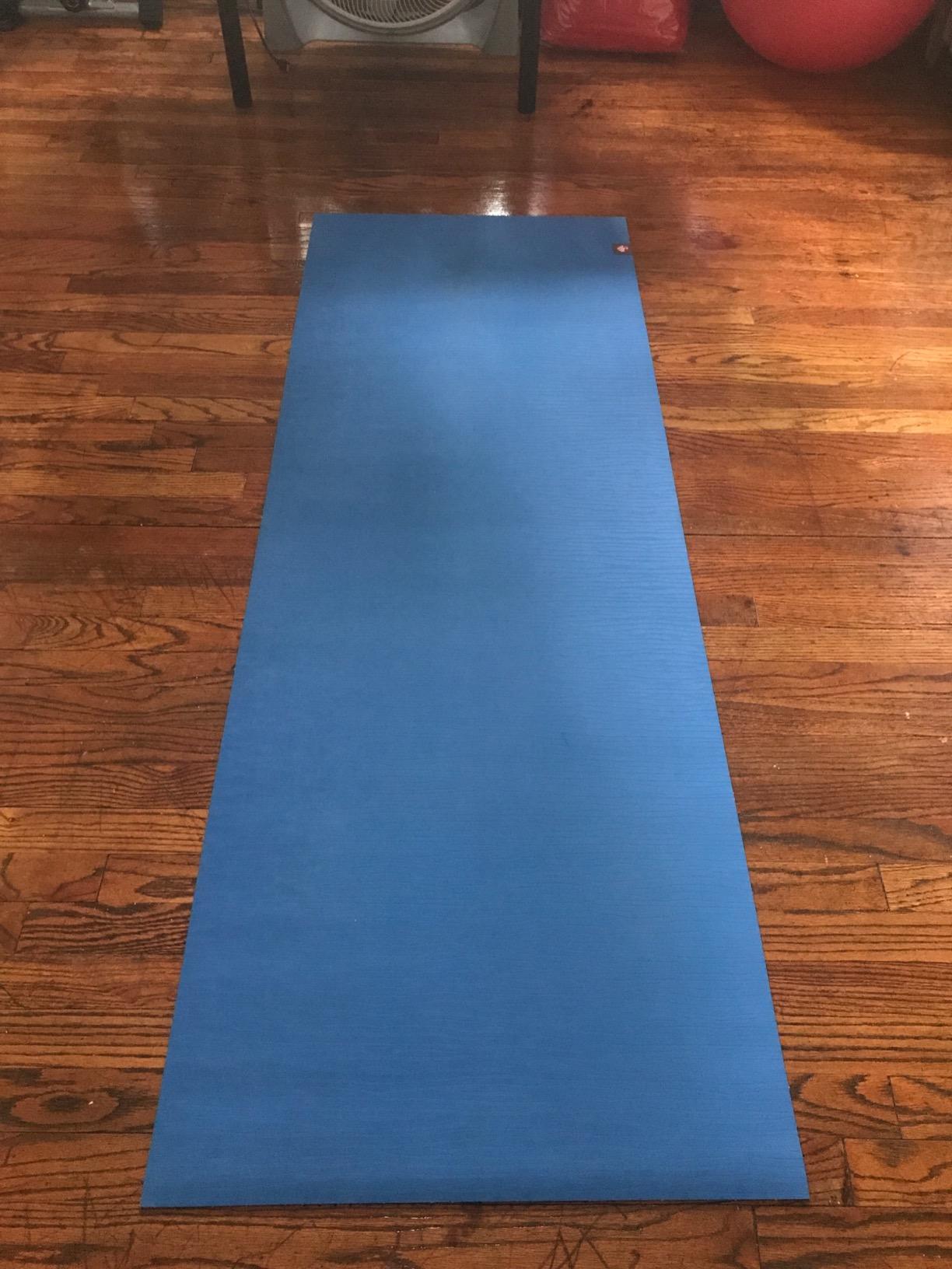 Manduka eKOLite Yoga Mat - 4mm Natural Rubber | Eco-Friendly | Soft Textured Surface | Natural Next-to-Skin Feel Customer Review Manduka eKOLite Yoga Mat - 4mm Natural Rubber | Eco-Friendly | Soft Textured Surface | Natural Next-to-Skin Feel - Customer Photo 1