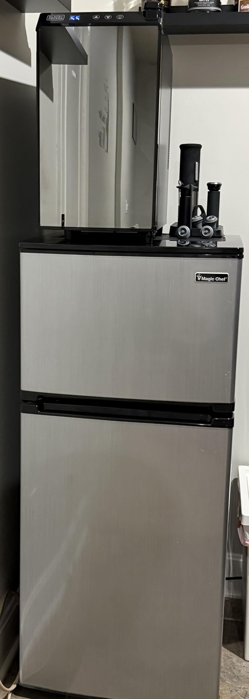 BLACK+DECKER Wine Fridge 12 Bottles, Thermoelectric Wine Cooler Refrigerator with Mirrored Front, Freestanding 12 Bottle Wine Fridge, BD60336 - Customer Photo 1