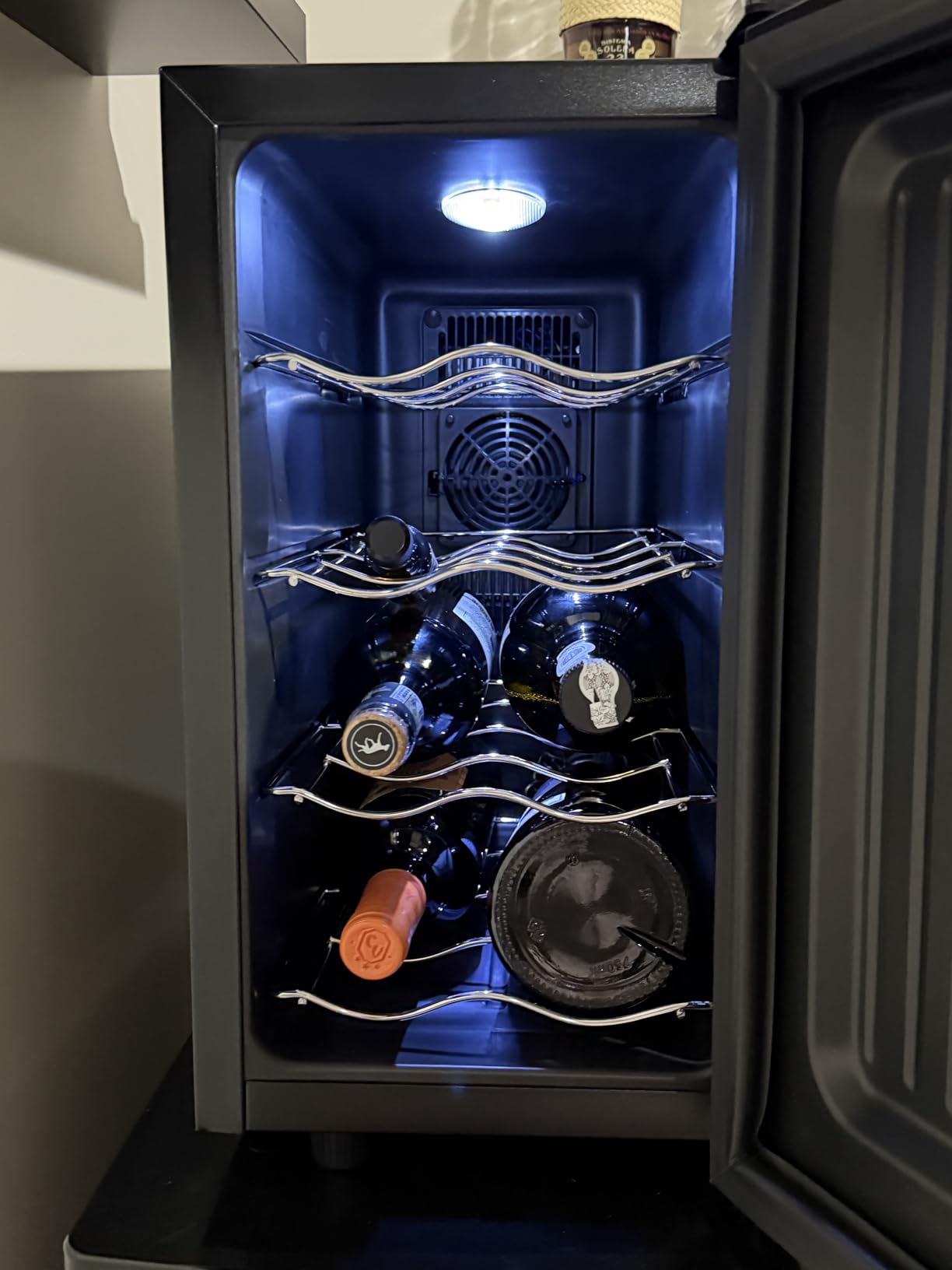 BLACK+DECKER Wine Fridge 12 Bottles, Thermoelectric Wine Cooler Refrigerator with Mirrored Front, Freestanding 12 Bottle Wine Fridge, BD60336 - Customer Photo 2